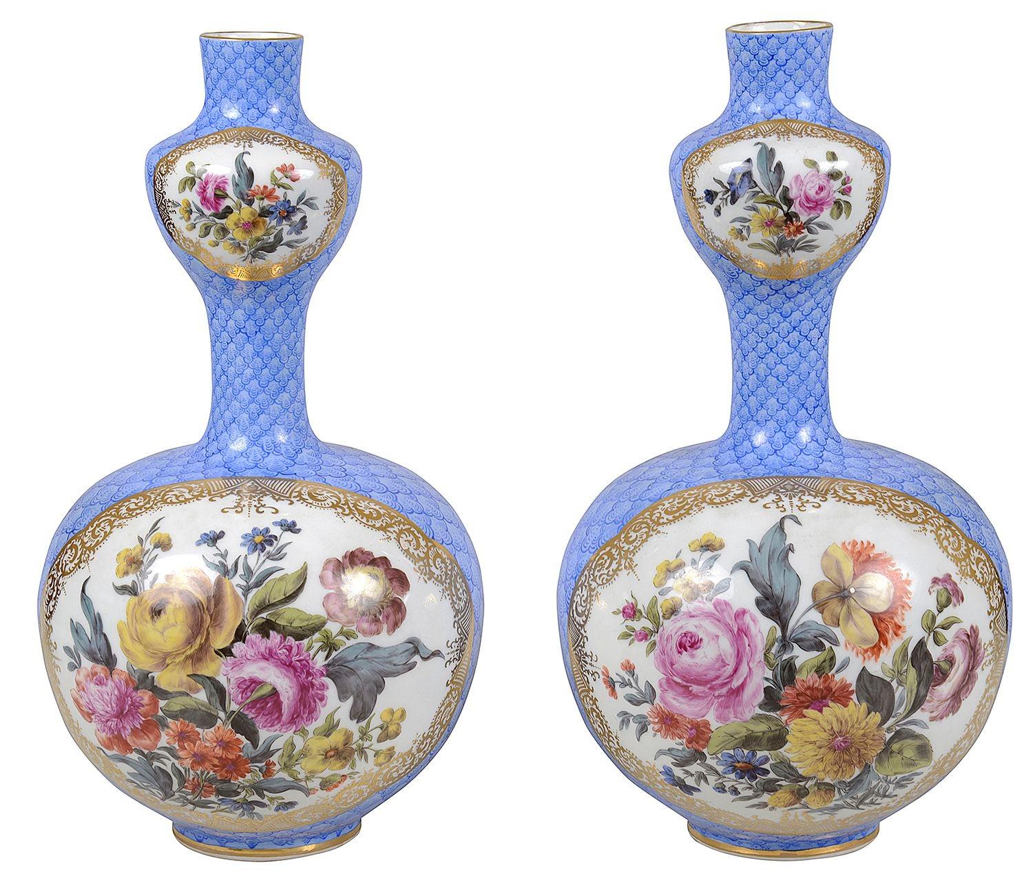 Pareja muy decorativa y de buena calidad de jarrones dobles de calabaza de estilo Meissen del siglo XIX, cada uno con escenas románticas clásicas, engastados en un fondo azul claro, de estilo Meissen.

Lote 80 N/H