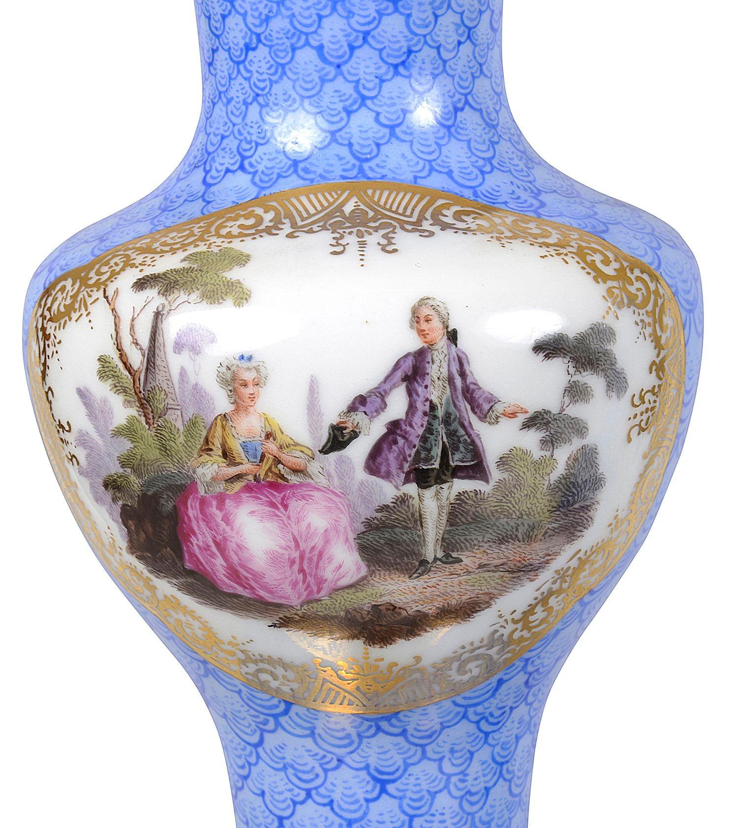 Pareja de jarrones de calabaza de porcelana estilo Meissen, hacia 1890 Pintado a mano en venta