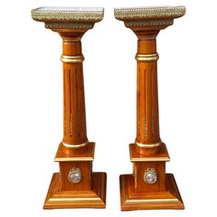 Pareja de pedestales Meroni de caoba y mármol dorado decorados con galerías