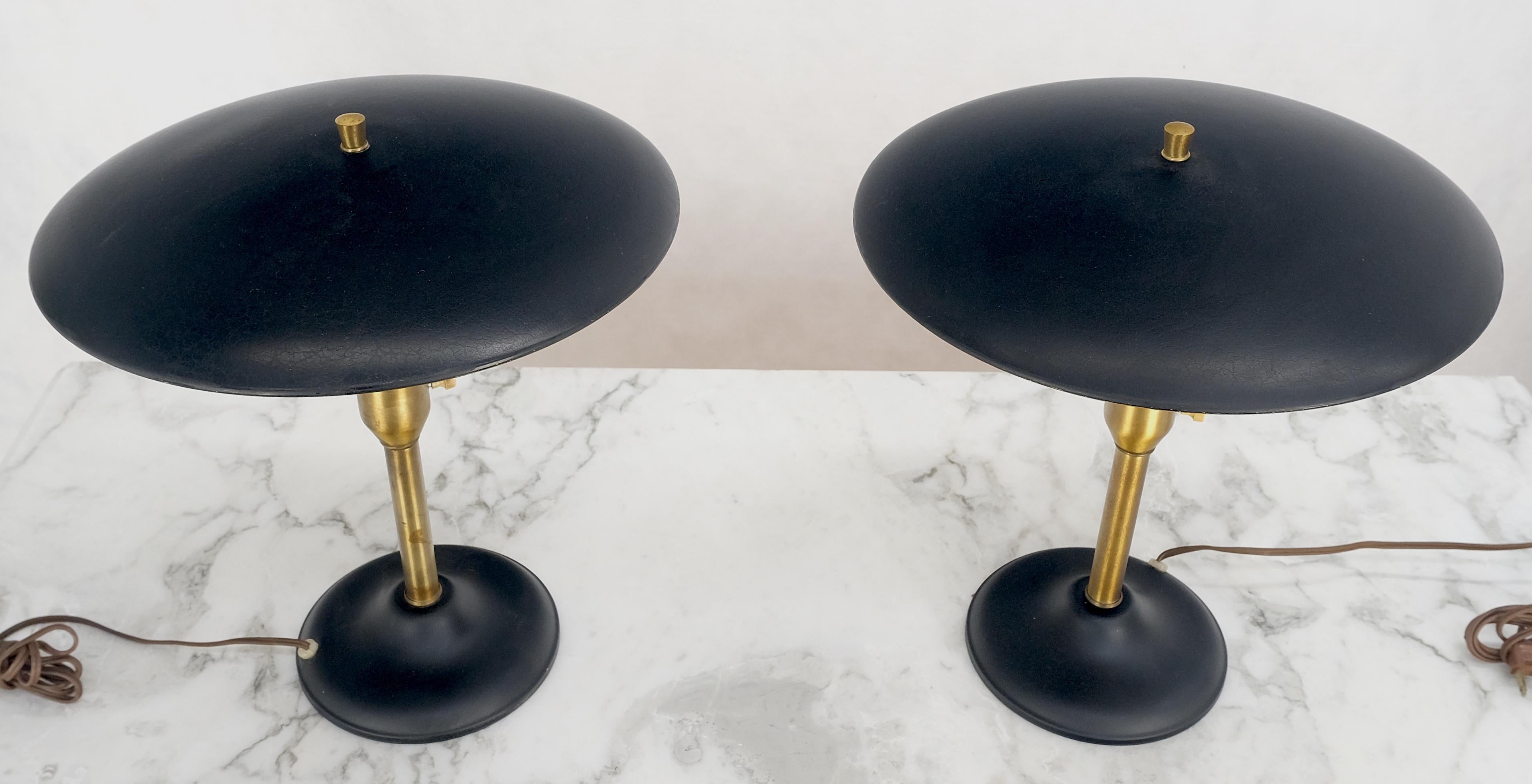 Mid-Century Modern Paire d'abat-jour en métal noir et or Lampes de table en forme de champignon MINT en vente
