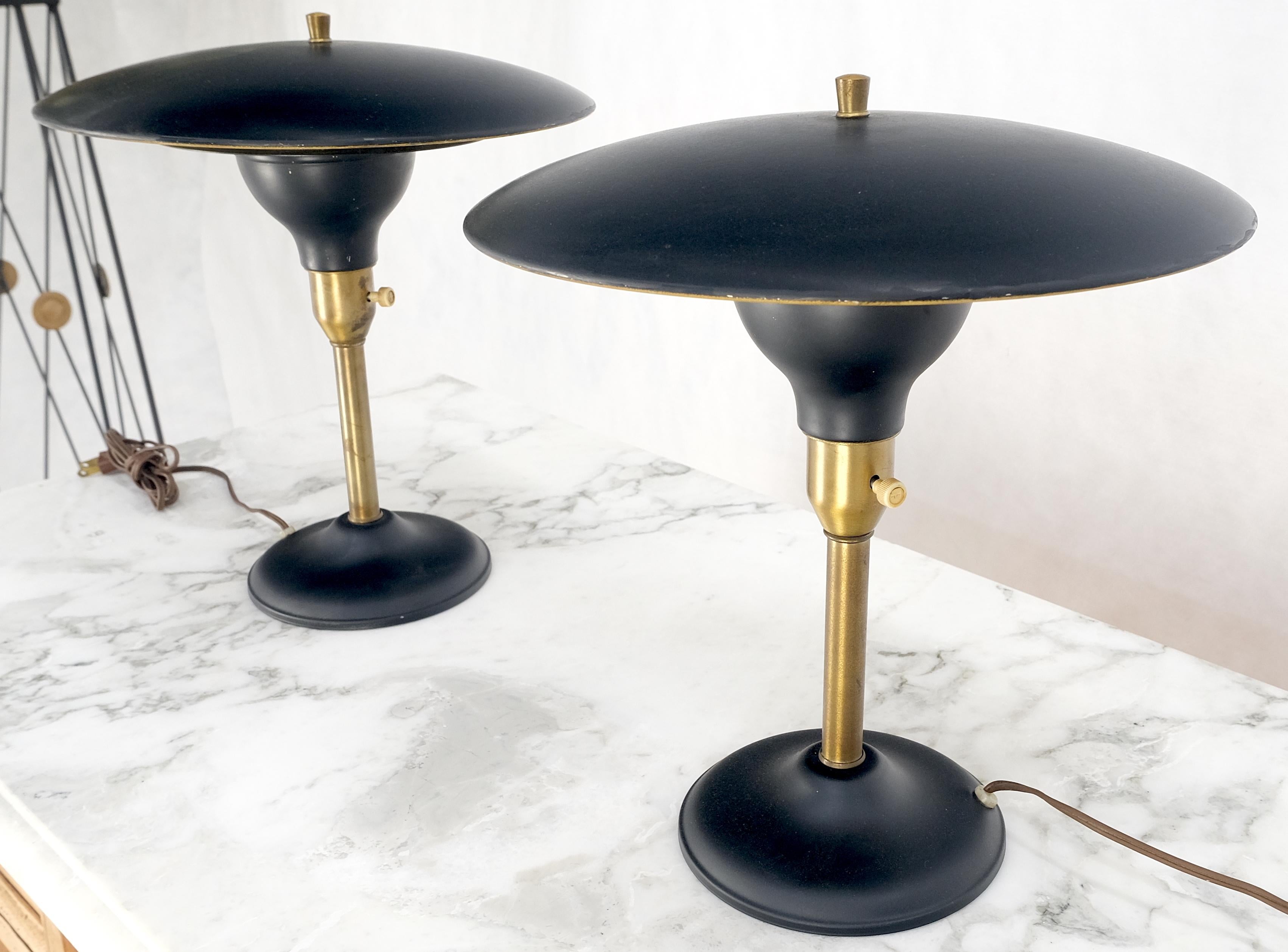 Plaqué Paire d'abat-jour en métal noir et or Lampes de table en forme de champignon MINT en vente