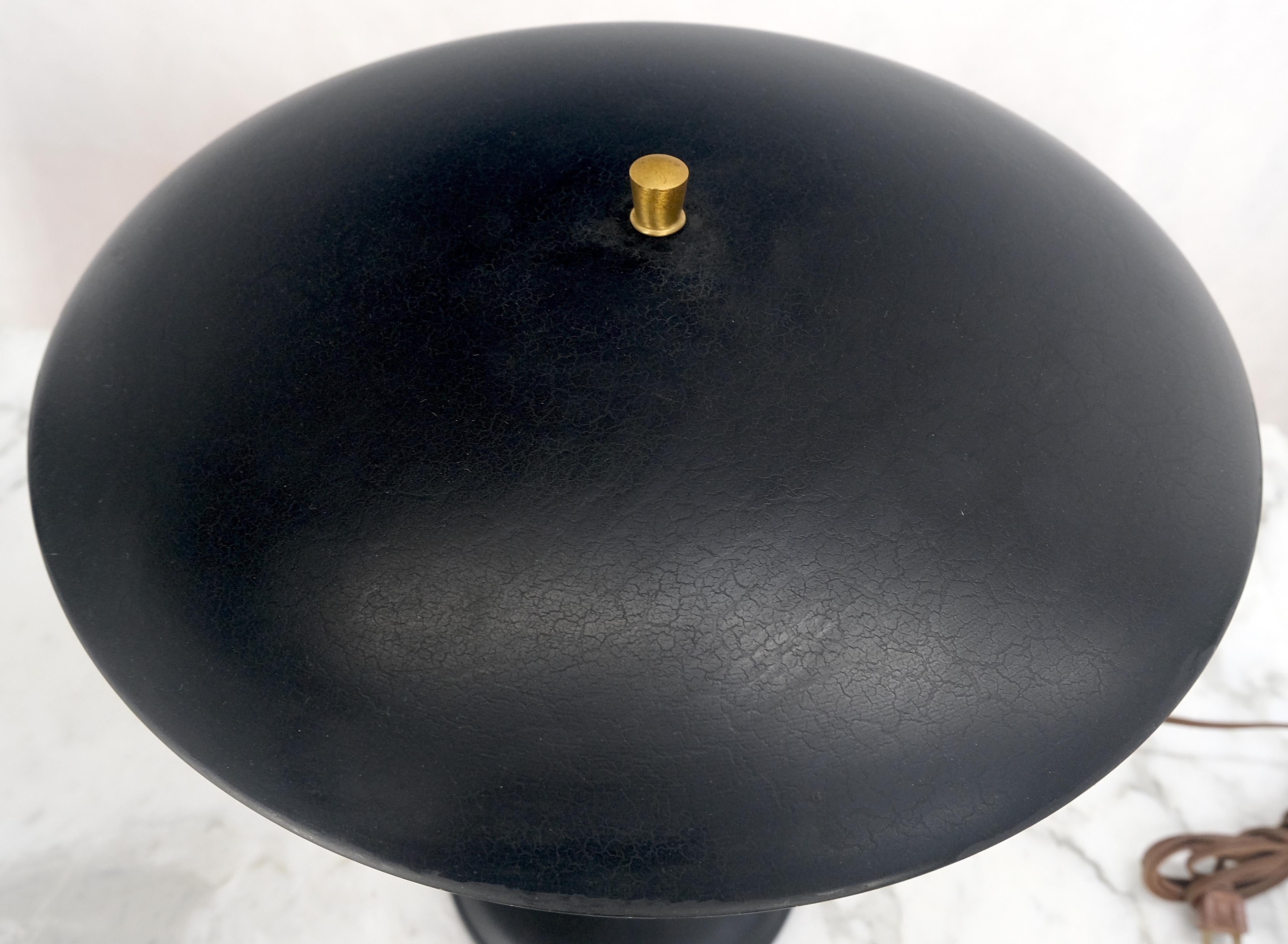 20ième siècle Paire d'abat-jour en métal noir et or Lampes de table en forme de champignon MINT en vente