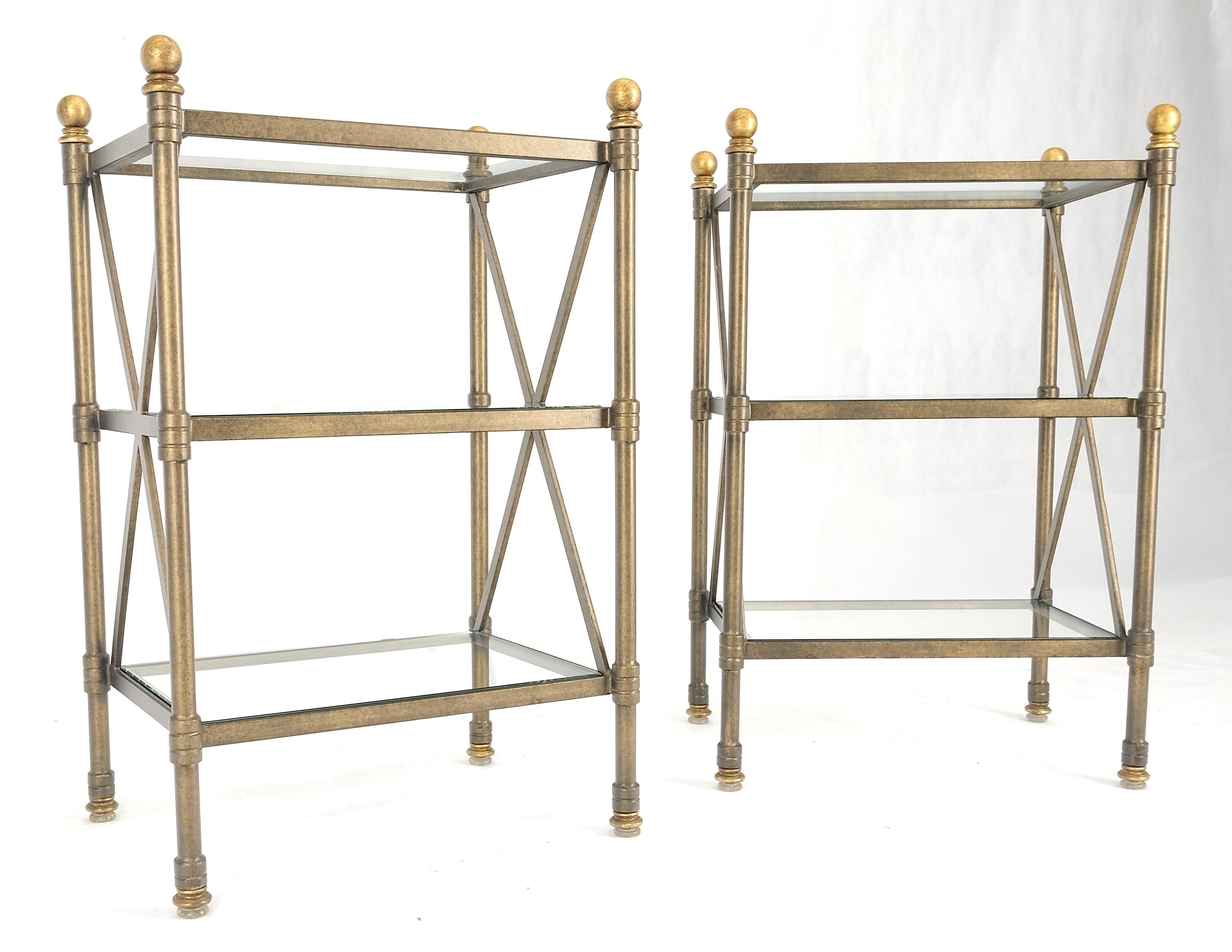 Paire de lampes d'appoint à 3 niveaux avec base en métal et étagères en verre avec fleurons en forme de boule 12x18 en vente 2