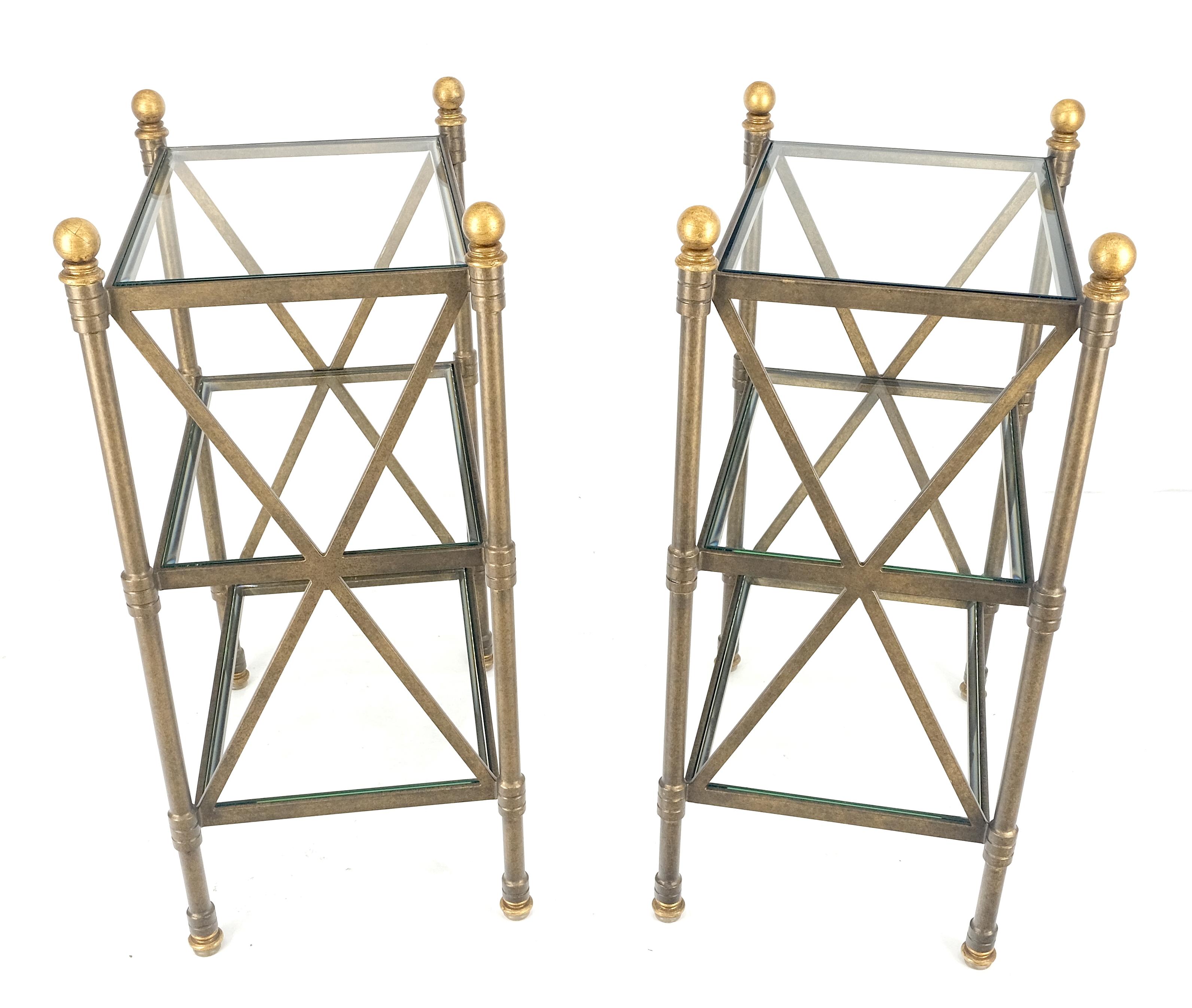 Paire de lampes d'appoint à 3 niveaux avec base en métal et étagères en verre avec fleurons en forme de boule 12x18 en vente 3