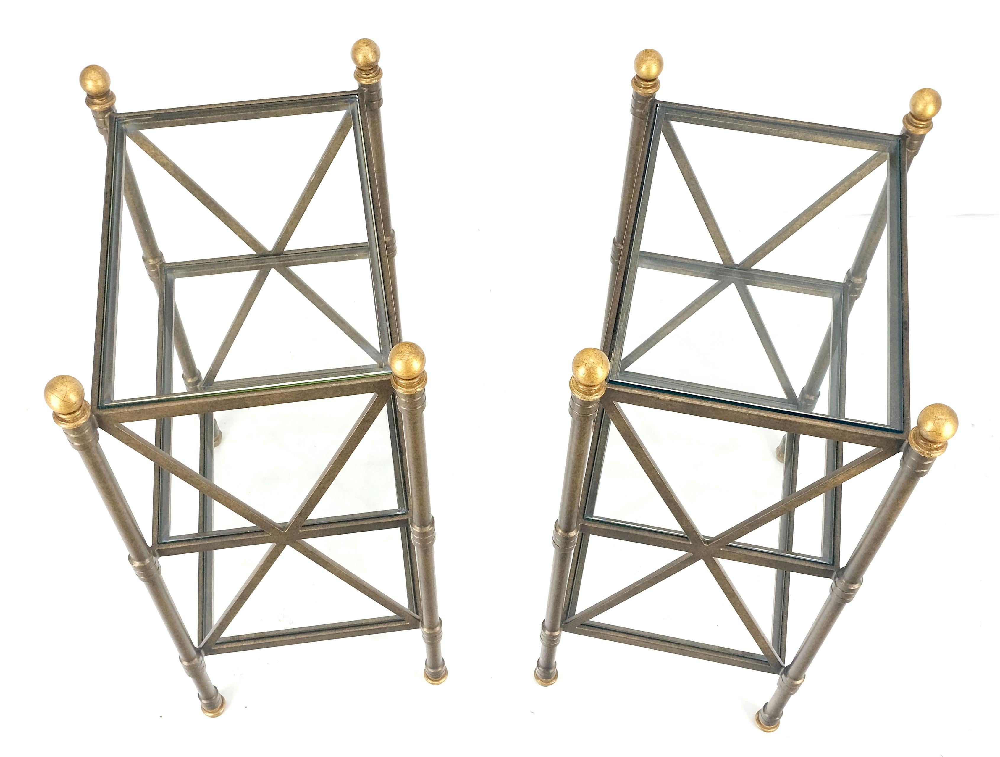 Paire de lampes d'appoint à 3 niveaux avec base en métal et étagères en verre avec fleurons en forme de boule 12x18 en vente 4