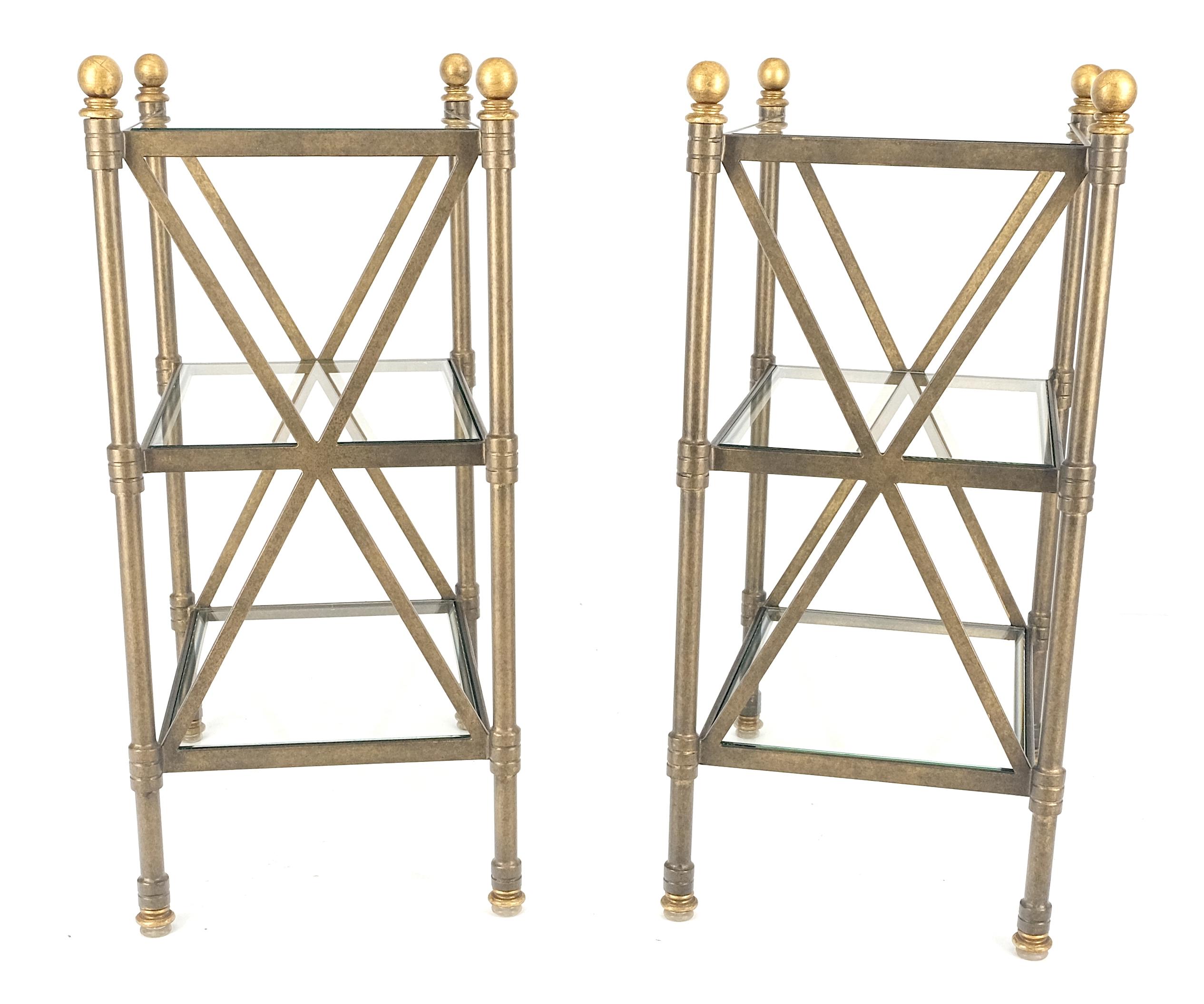 Paire de lampes d'appoint à 3 niveaux avec base en métal et étagères en verre avec fleurons en forme de boule 12x18 en vente 5