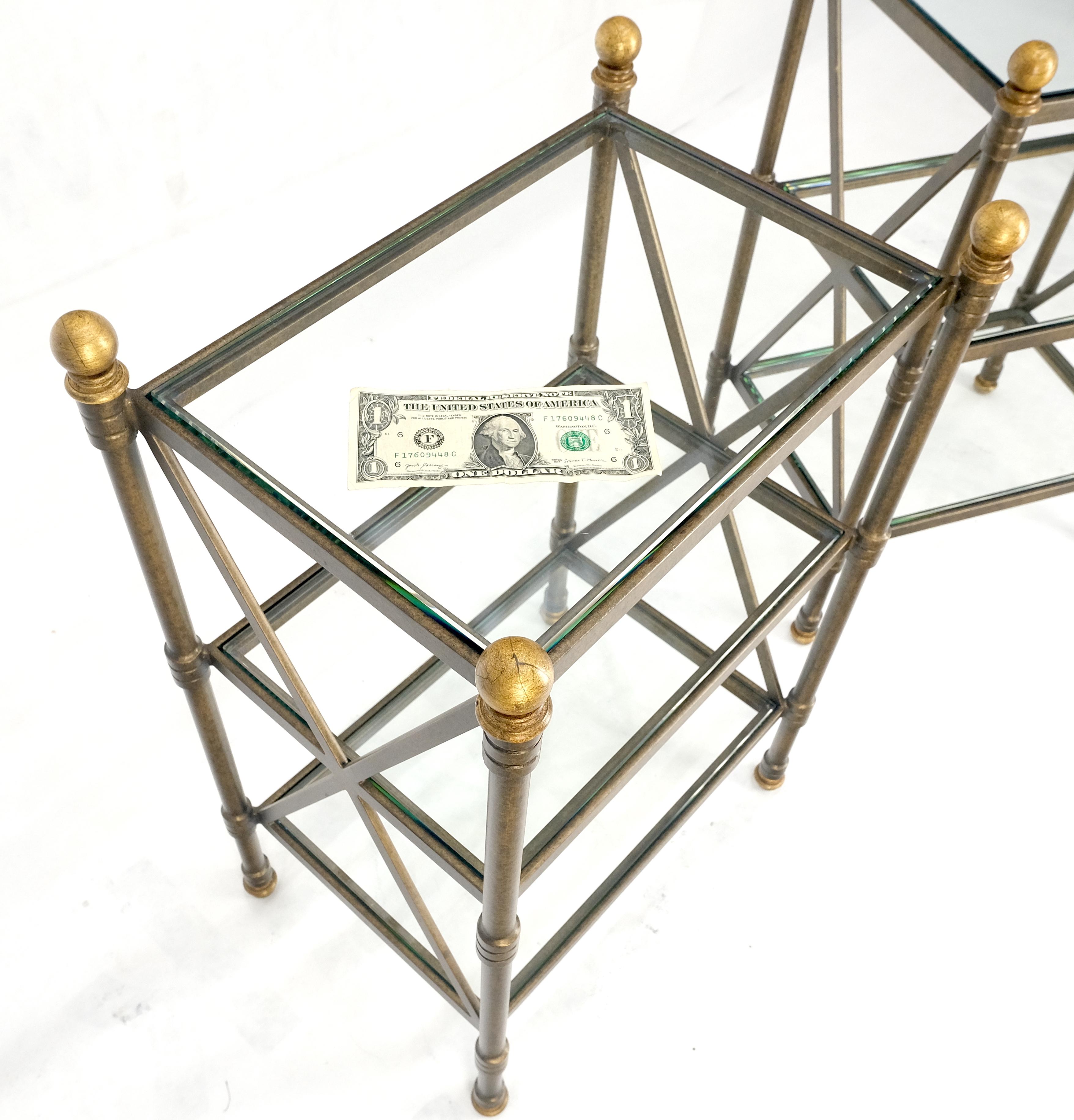 Paire de lampes d'appoint à 3 niveaux avec base en métal et étagères en verre avec fleurons en forme de boule 12x18 en vente 7