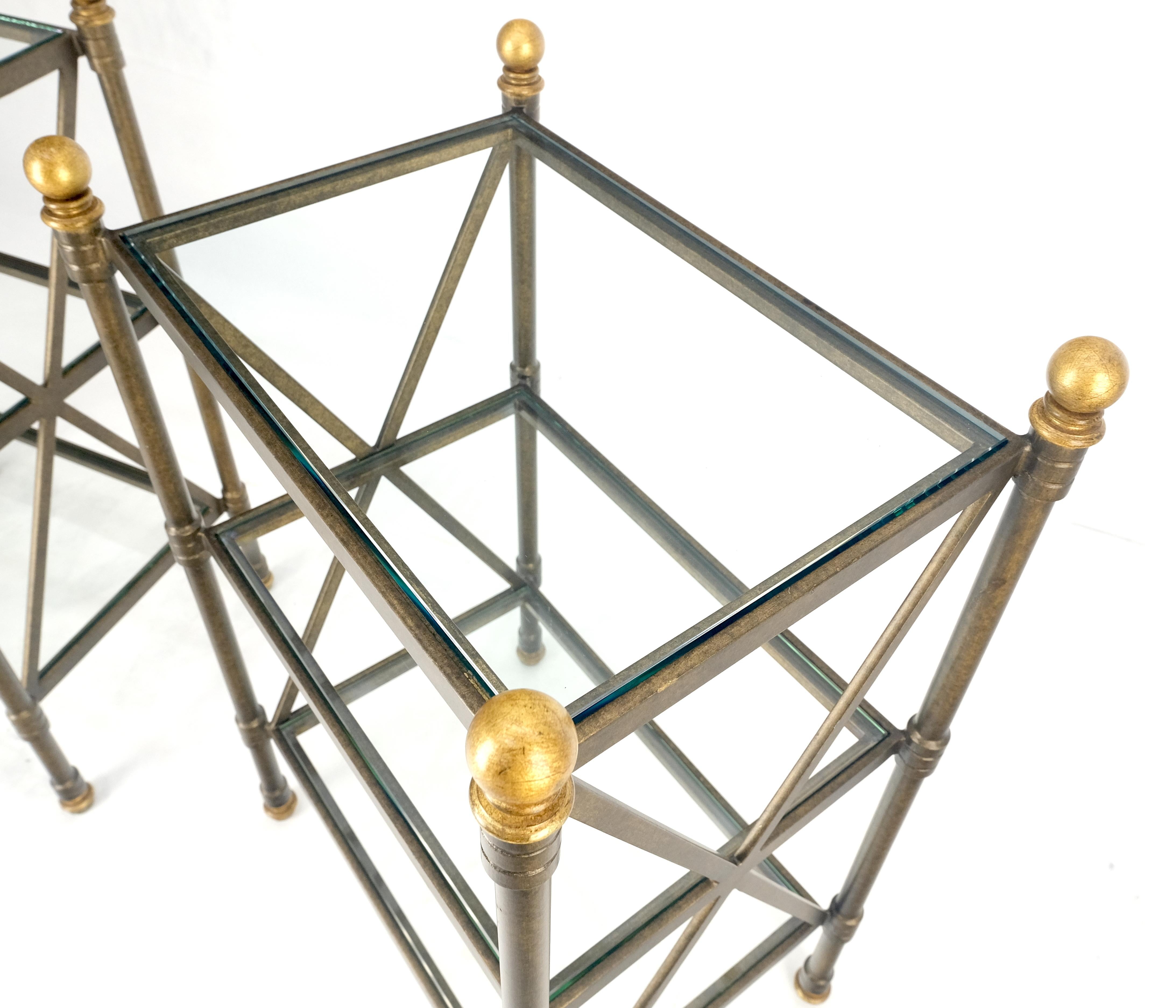 Paire de tables d'appoint en métal avec base en X et étagères en verre à 3 niveaux Finitions en forme de boules 12x18 MINT
