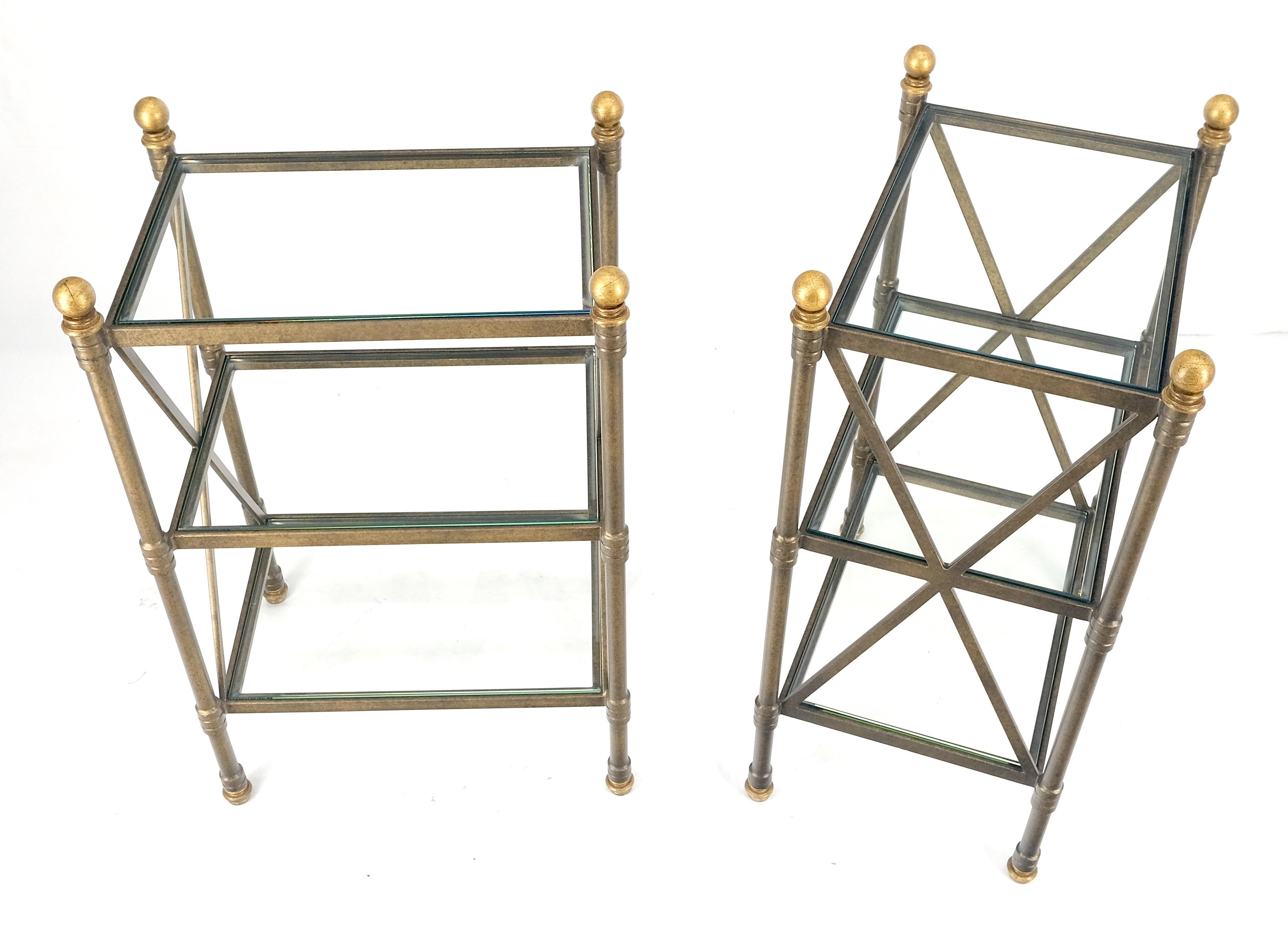 Mid-Century Modern Paire de lampes d'appoint à 3 niveaux avec base en métal et étagères en verre avec fleurons en forme de boule 12x18 en vente