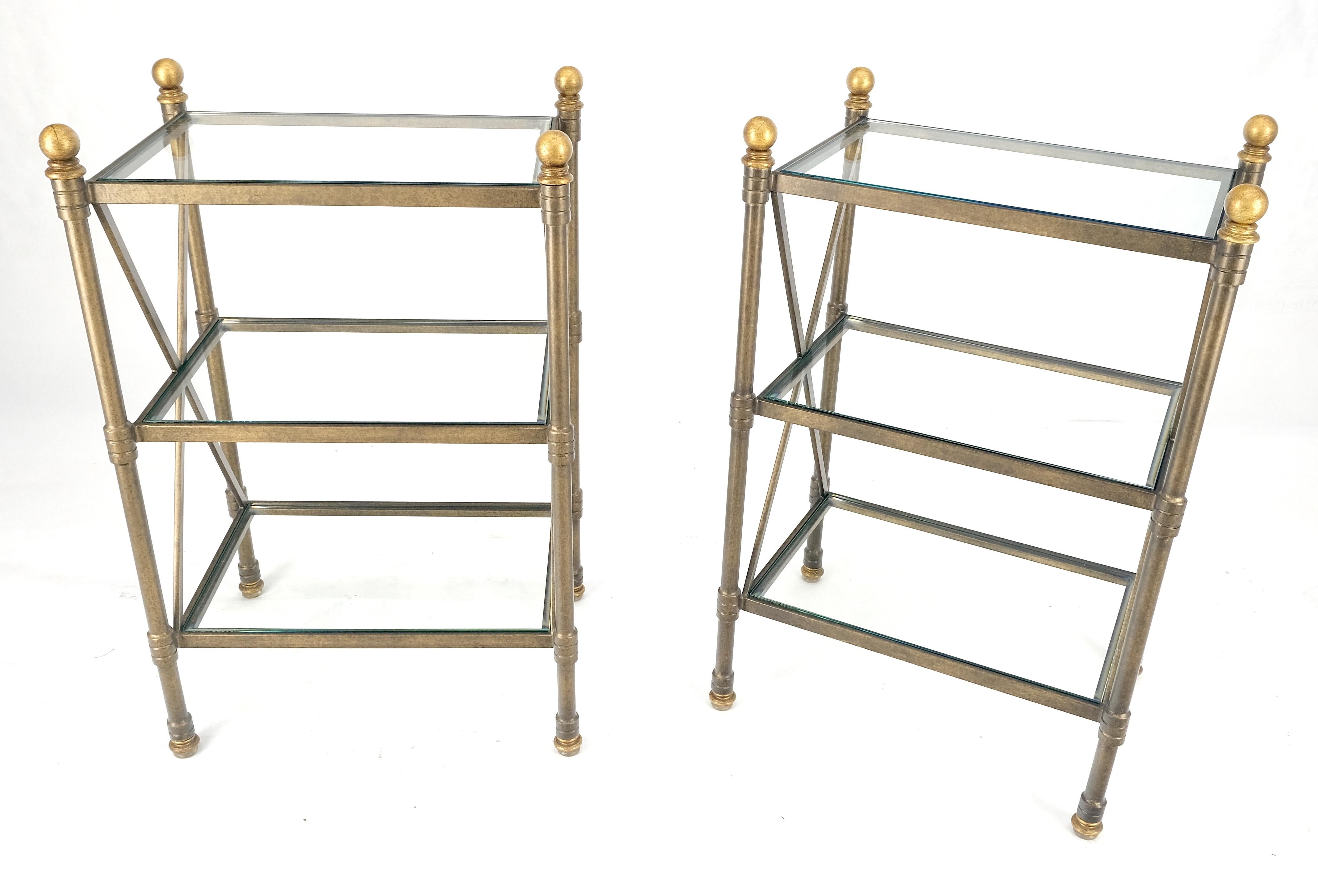 Inconnu Paire de lampes d'appoint à 3 niveaux avec base en métal et étagères en verre avec fleurons en forme de boule 12x18 en vente