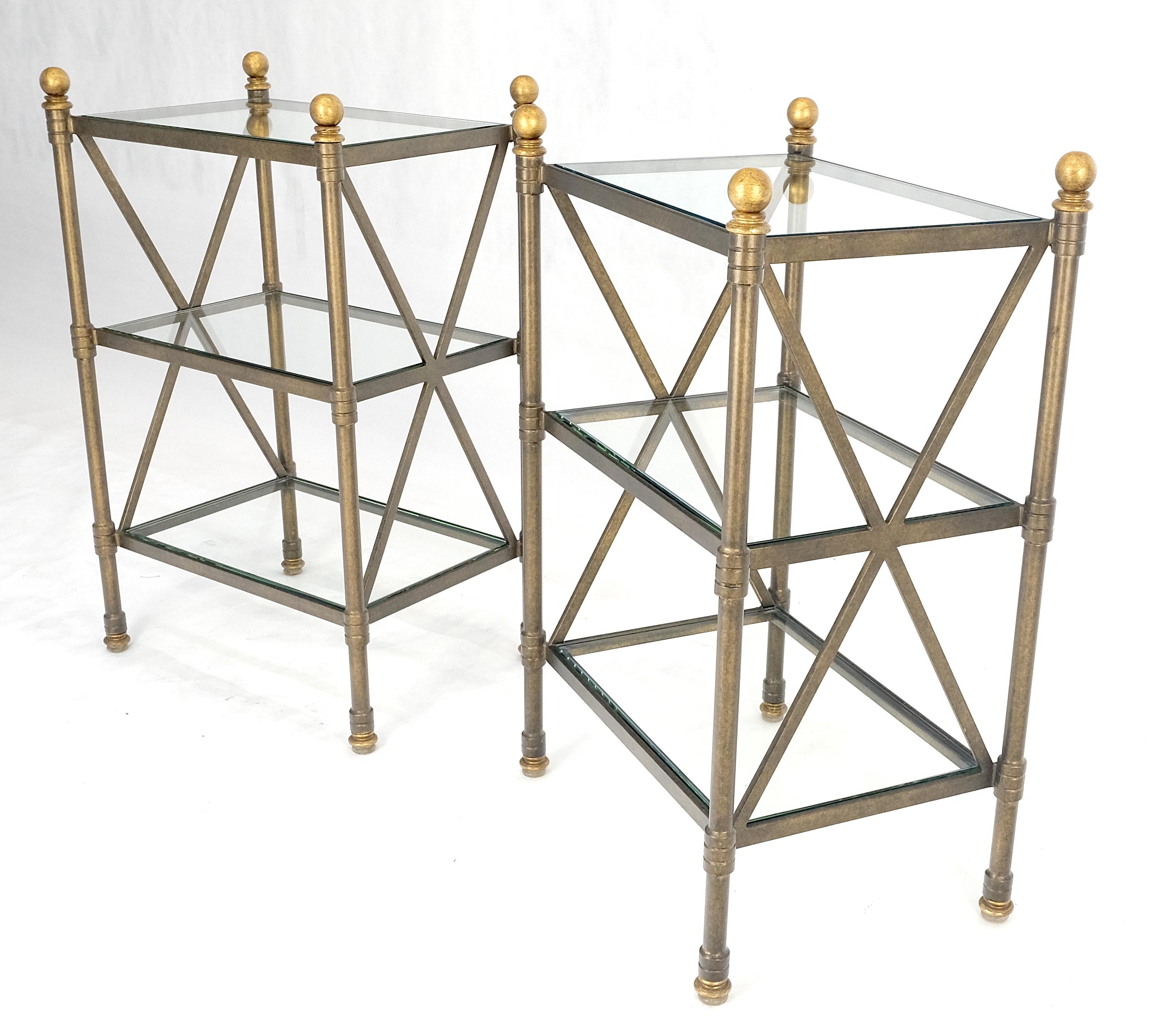 Doré Paire de lampes d'appoint à 3 niveaux avec base en métal et étagères en verre avec fleurons en forme de boule 12x18 en vente