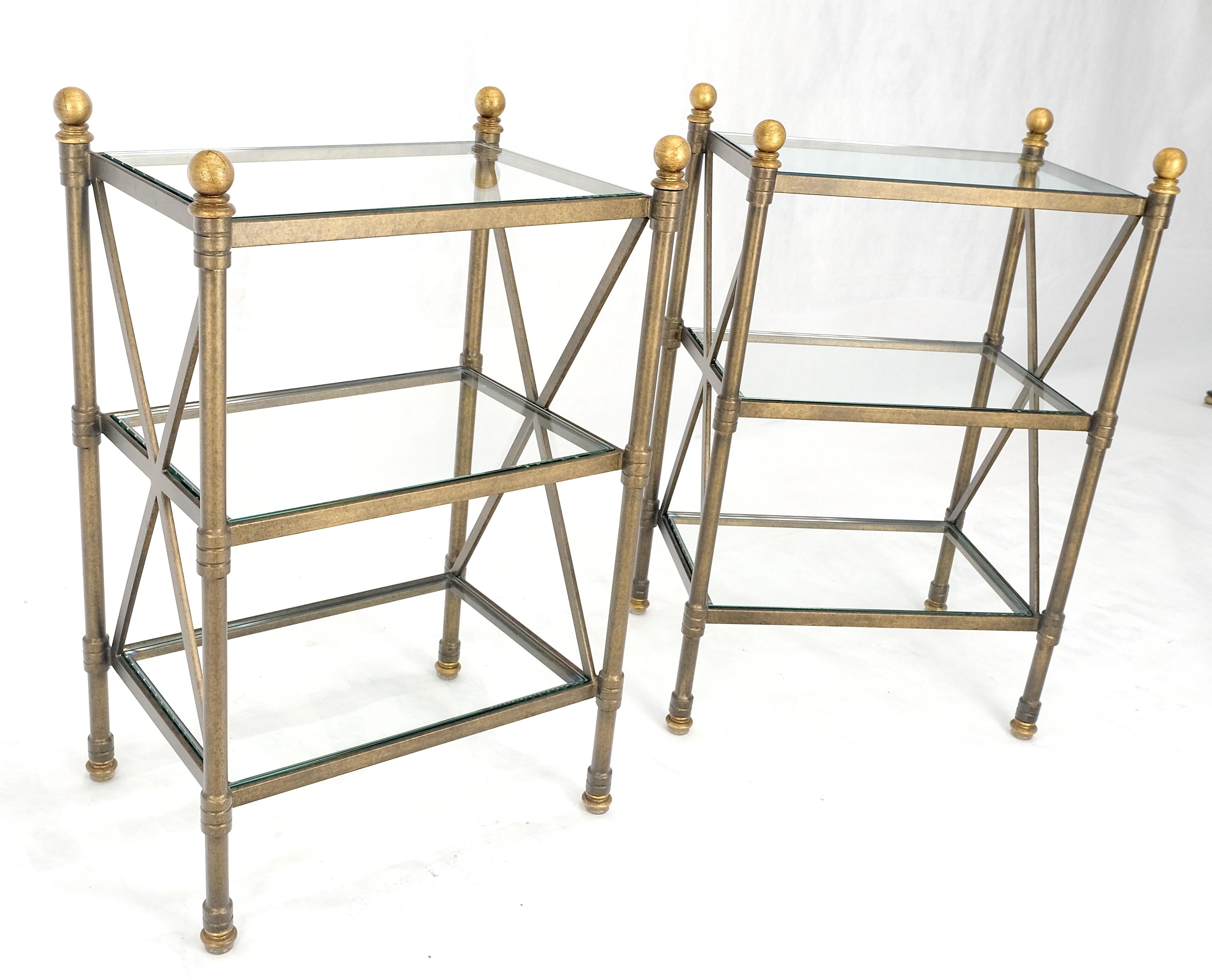 Paire de lampes d'appoint à 3 niveaux avec base en métal et étagères en verre avec fleurons en forme de boule 12x18 Bon état - En vente à Rockaway, NJ