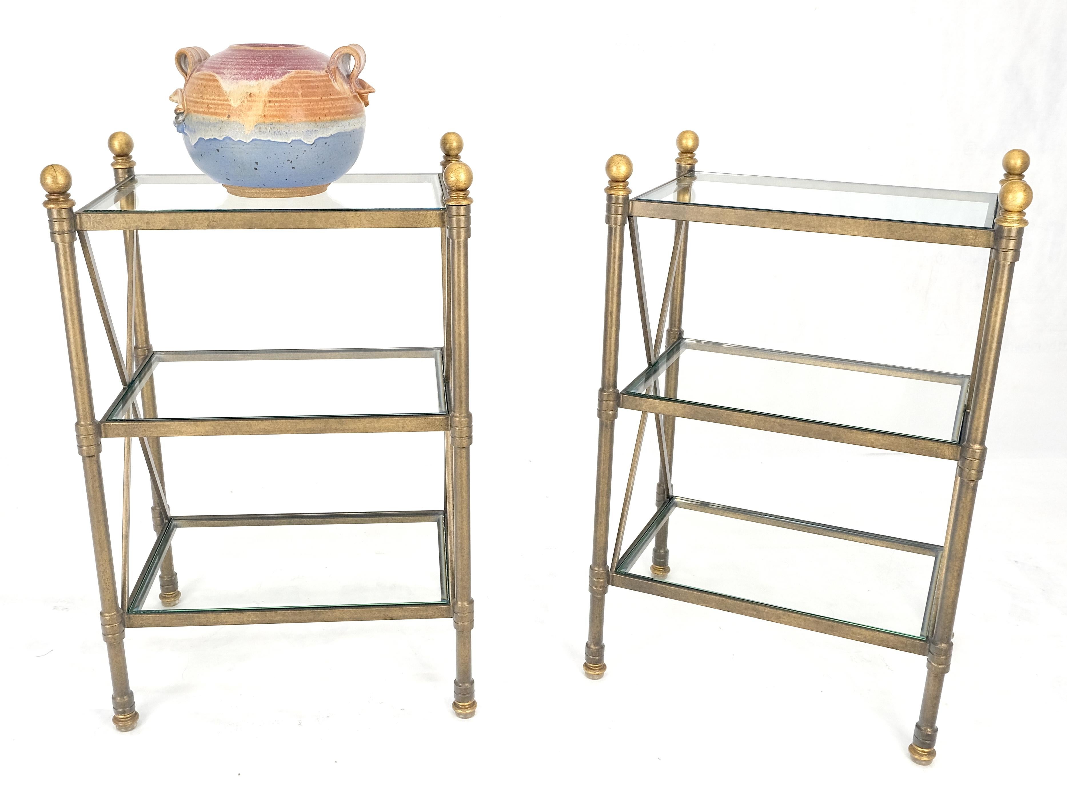 20ième siècle Paire de lampes d'appoint à 3 niveaux avec base en métal et étagères en verre avec fleurons en forme de boule 12x18 en vente