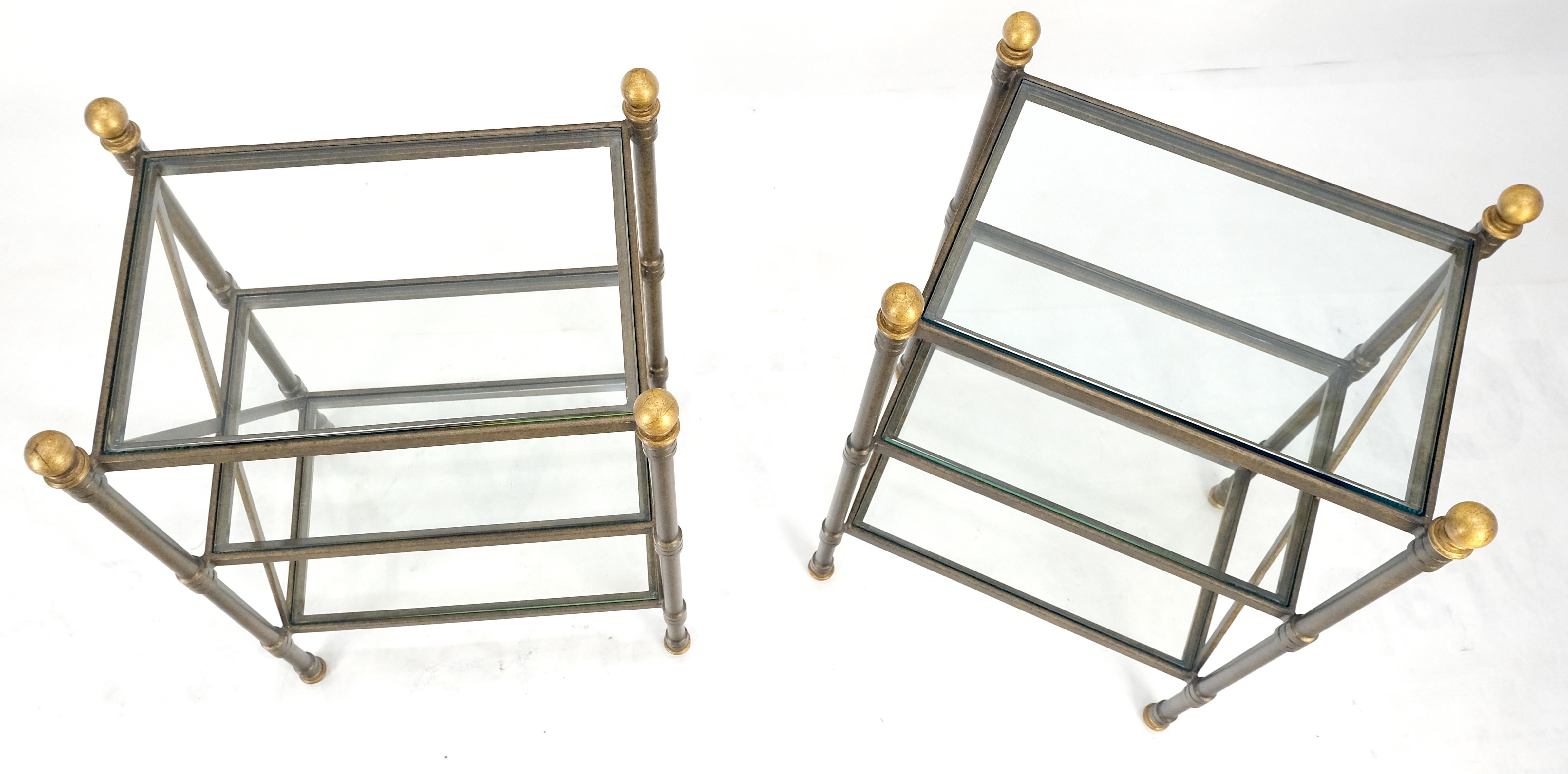 Paire de lampes d'appoint à 3 niveaux avec base en métal et étagères en verre avec fleurons en forme de boule 12x18 en vente 1