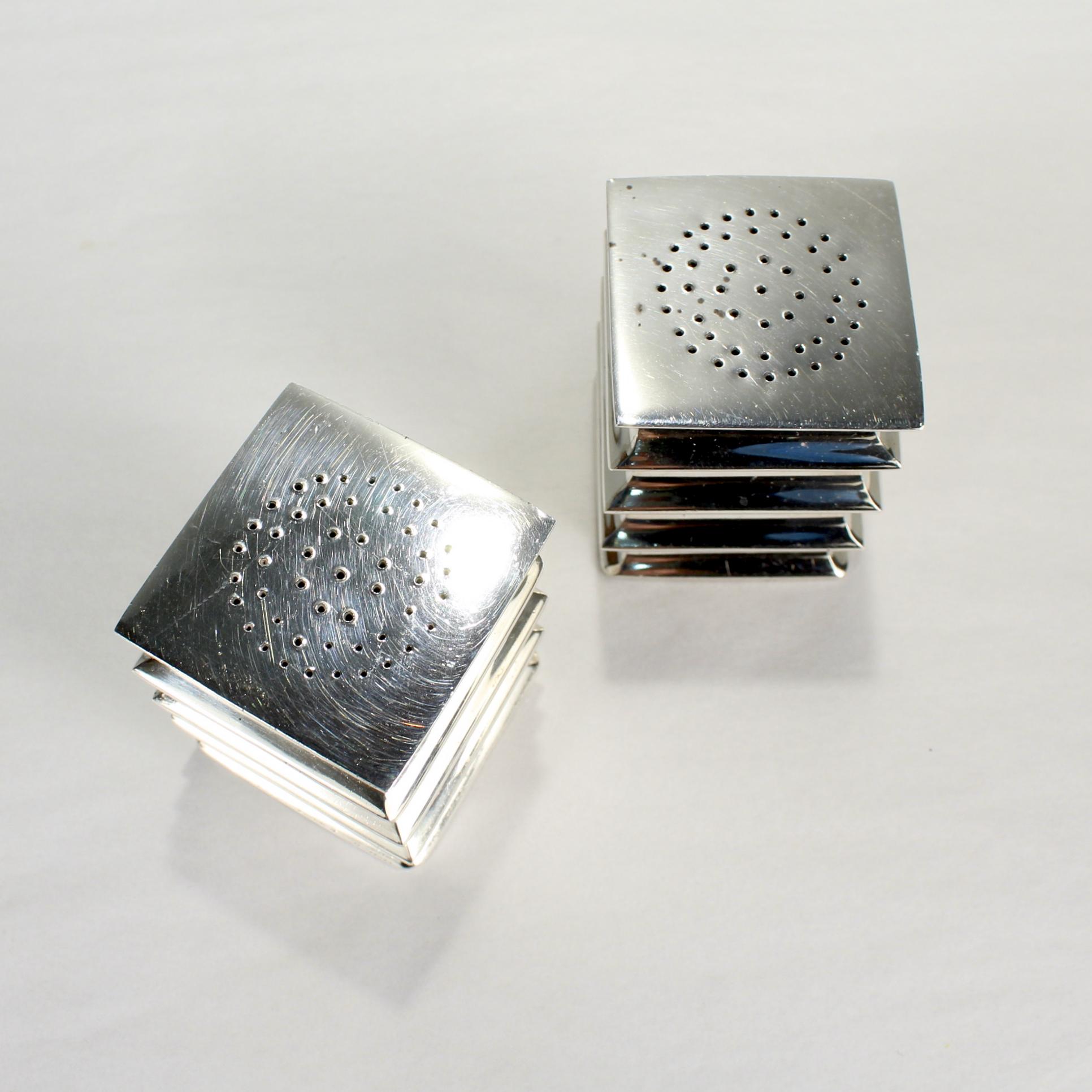 Pareja de saleros y pimenteros de plata de ley del modernista mexicano Antonio Pineda en venta 6