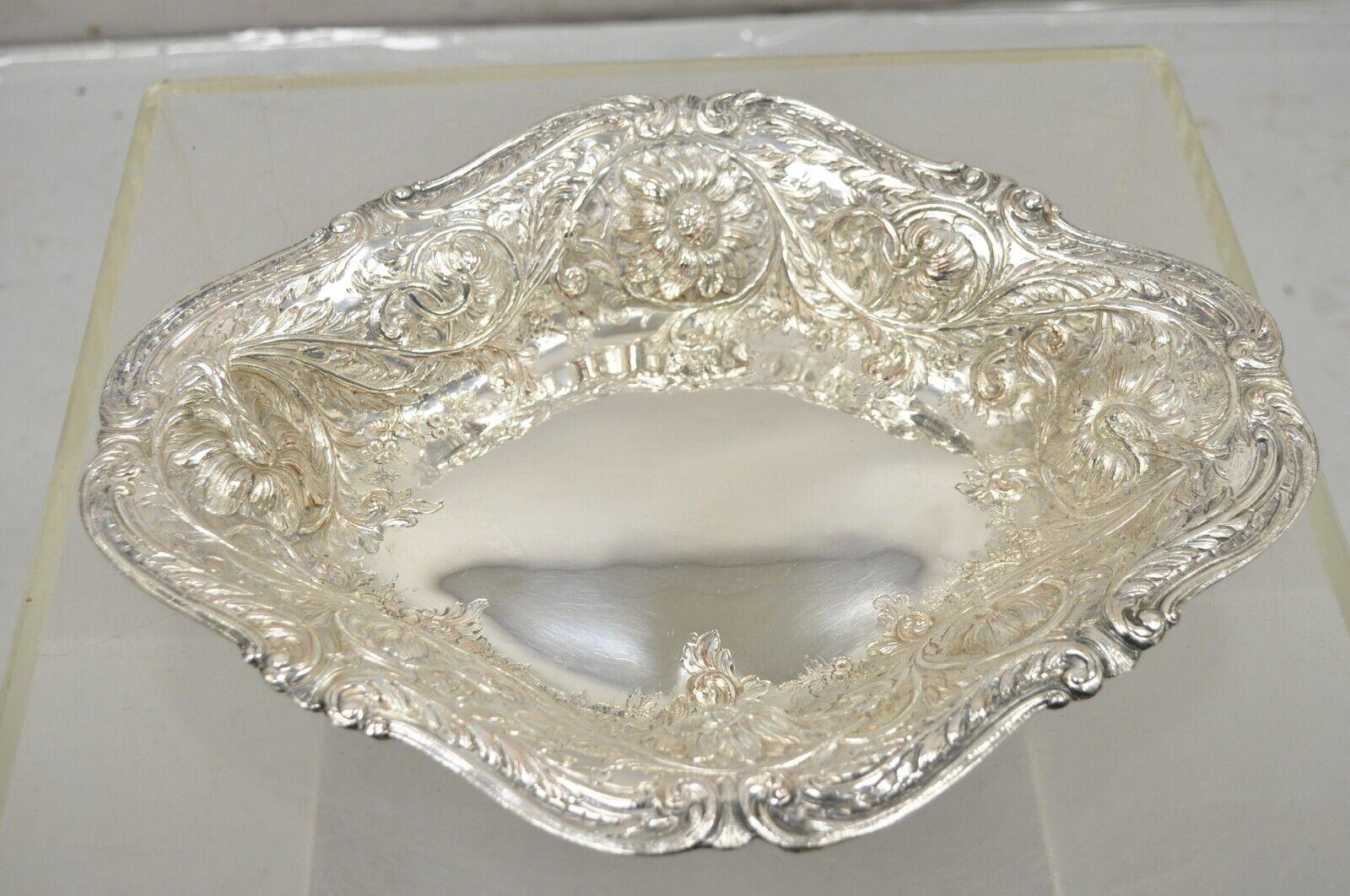 Pair Antique A&M English Victorian Art Nouveau Silver Plate Floral Repousse Fruit Bowls Dish - a Pair. L'objet est orné d'un tournesol en relief et de rinceaux de vigne fleurie, d'un superbe motif repoussé, d'un poinçon d'origine, d'une paire
