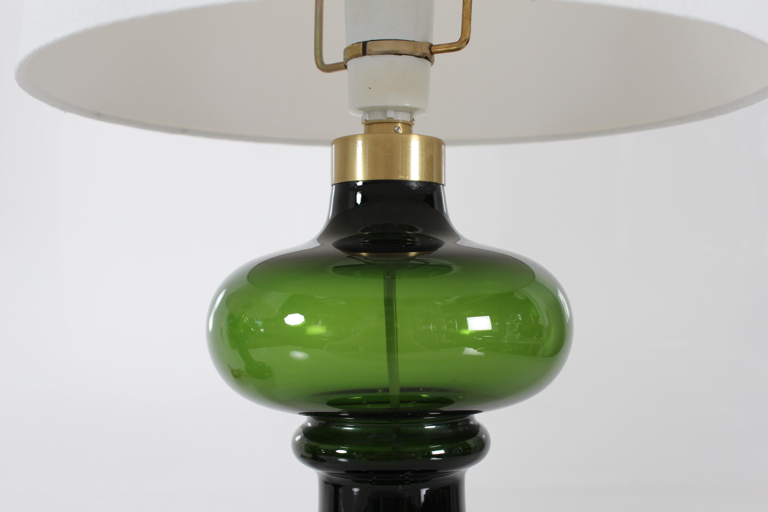 Paire de lampes sculpturales danoises du milieu du siècle, soufflées à la main, de marque GRANNY, conçues par Michael Bang et fabriquées par Holmegaard. Ils ont été produits de 1975 à 1984.
Michael Bang a conçu Design/One en deux tailles, cette