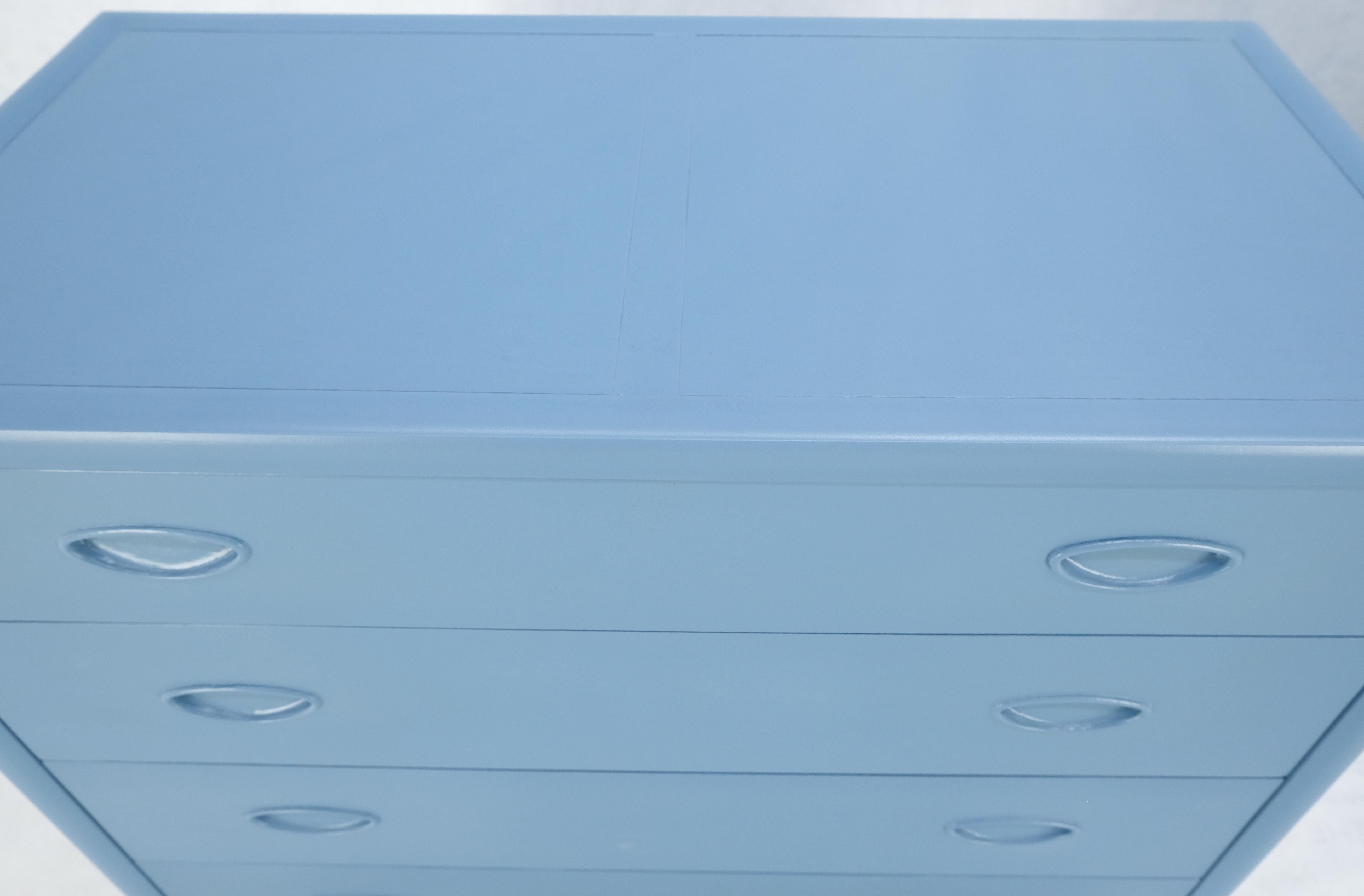 Pair Michael Taylor For Baker Light Grey Blue 4 Drawer Dressers Bachelor Chests In Excellent Condition For Sale In Rockaway, NJ