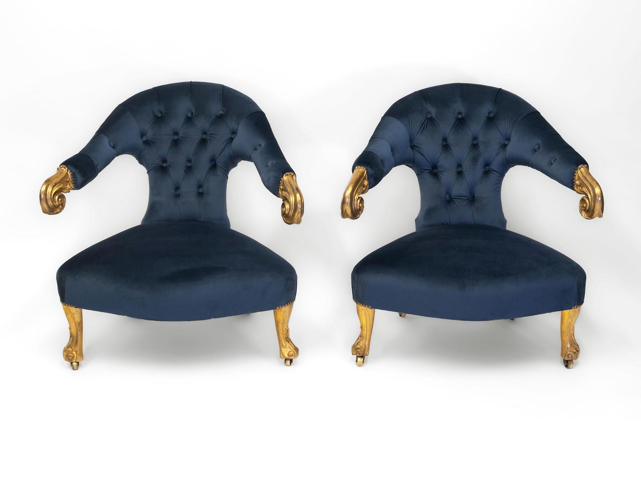 Pareja de sillones de salón de madera dorada y terciopelo de mediados del siglo XIX en venta 9