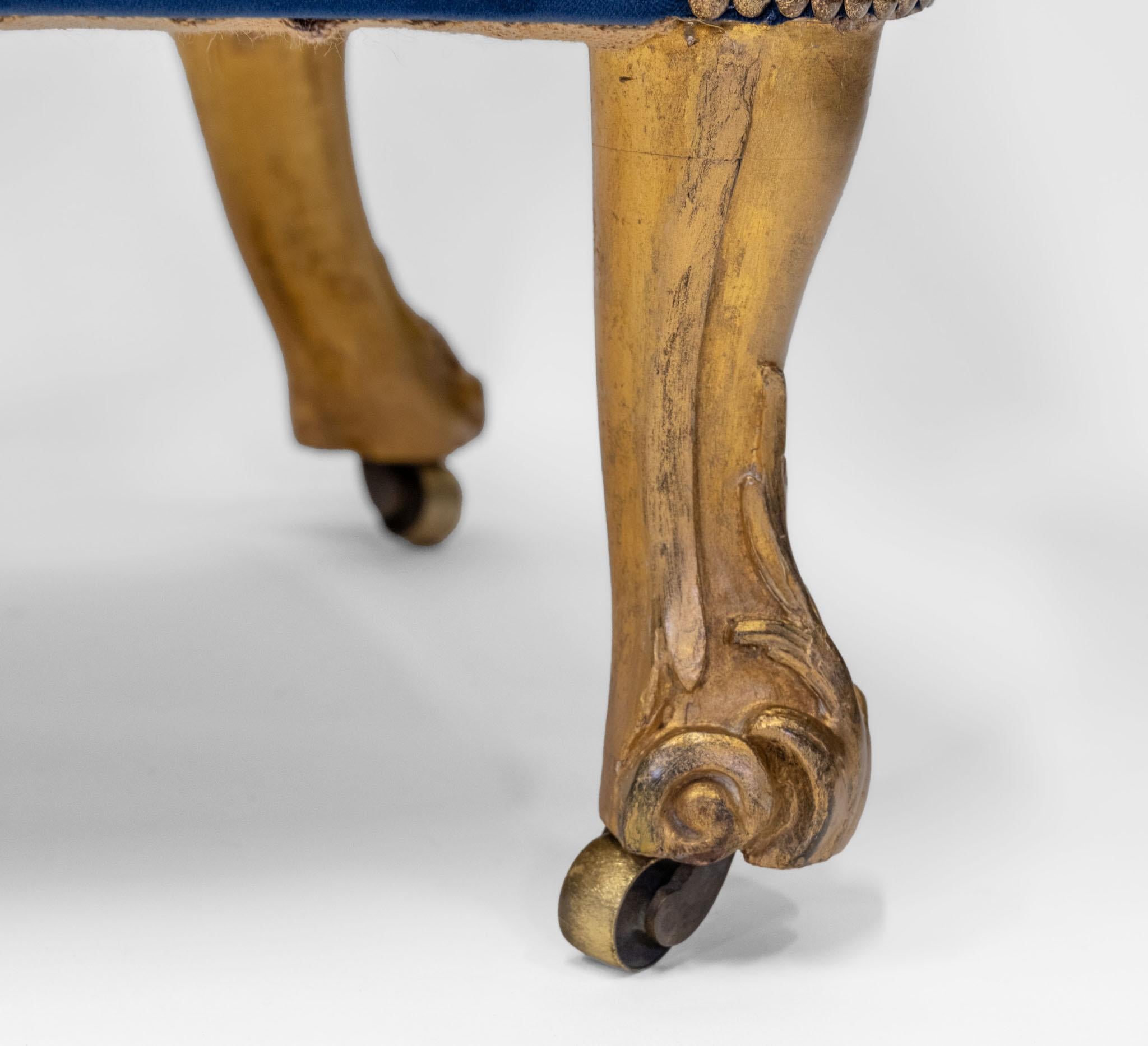 Pareja de sillones de salón de madera dorada y terciopelo de mediados del siglo XIX en venta 10