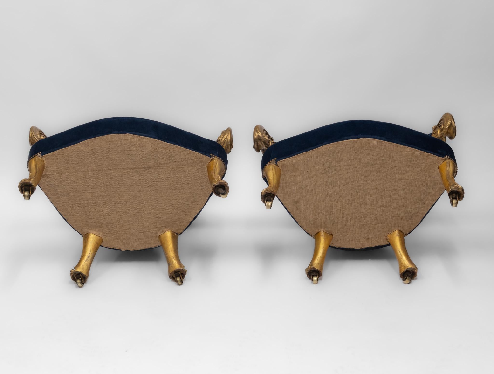 Pareja de sillones de salón de madera dorada y terciopelo de mediados del siglo XIX en venta 12