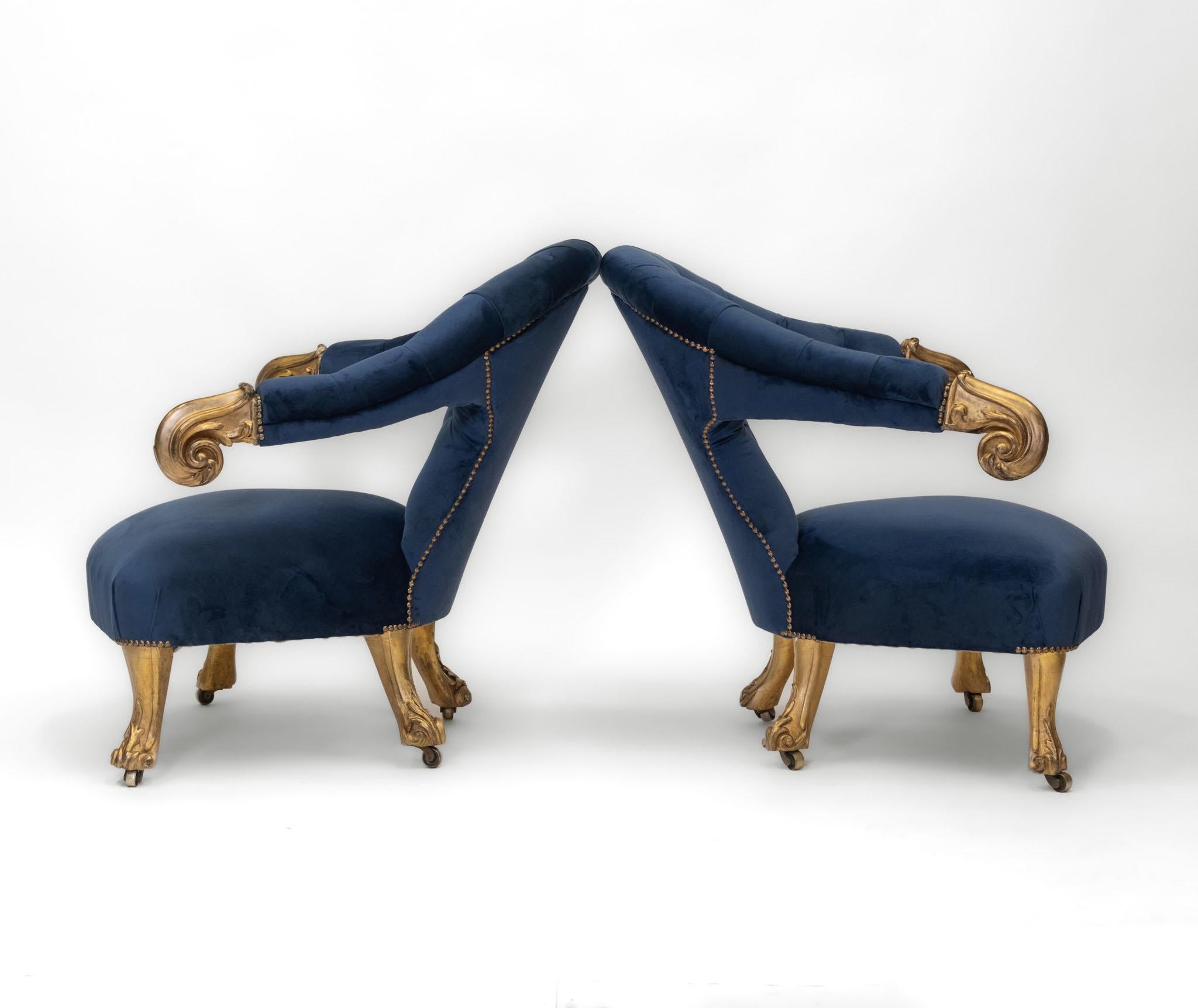 Inusual pareja de sillones de salón de mediados del siglo XIX tallados en madera dorada y terciopelo. Circa 1850.

Las sillas se han reastillado por completo, se han vuelto a tapizar y se han cubierto con terciopelo azul 