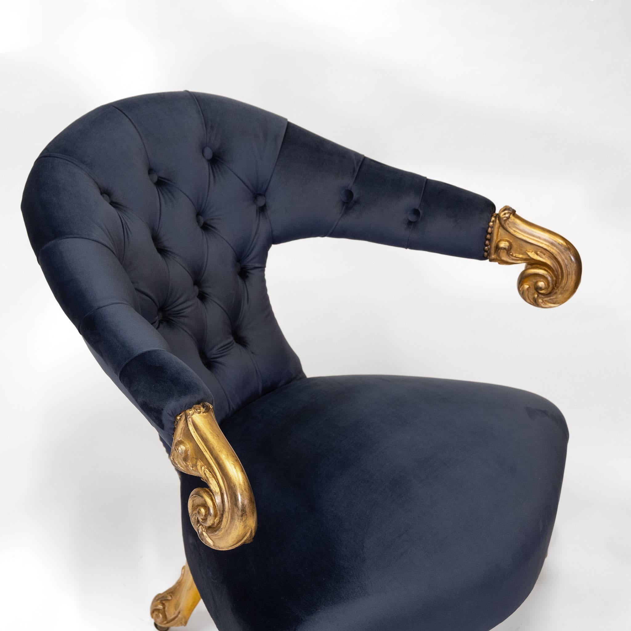 Pareja de sillones de salón de madera dorada y terciopelo de mediados del siglo XIX Victoriano en venta
