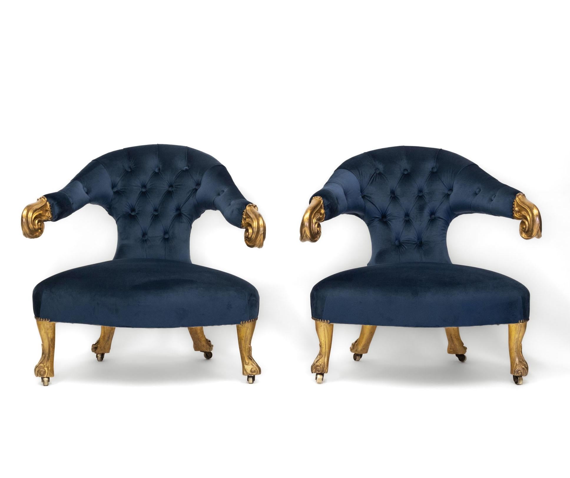 Pareja de sillones de salón de madera dorada y terciopelo de mediados del siglo XIX Británico en venta