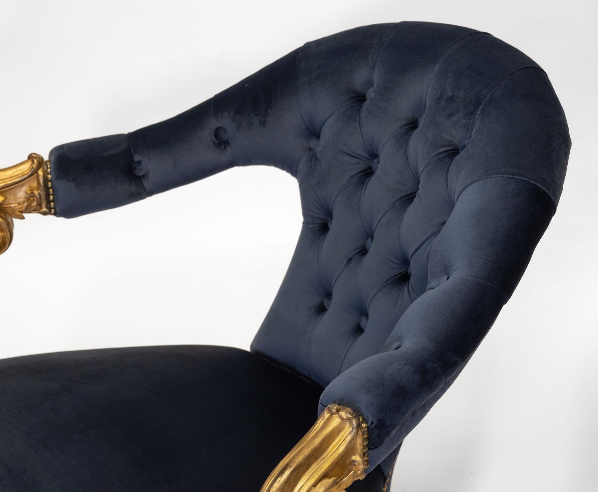 Pareja de sillones de salón de madera dorada y terciopelo de mediados del siglo XIX Terciopelo en venta