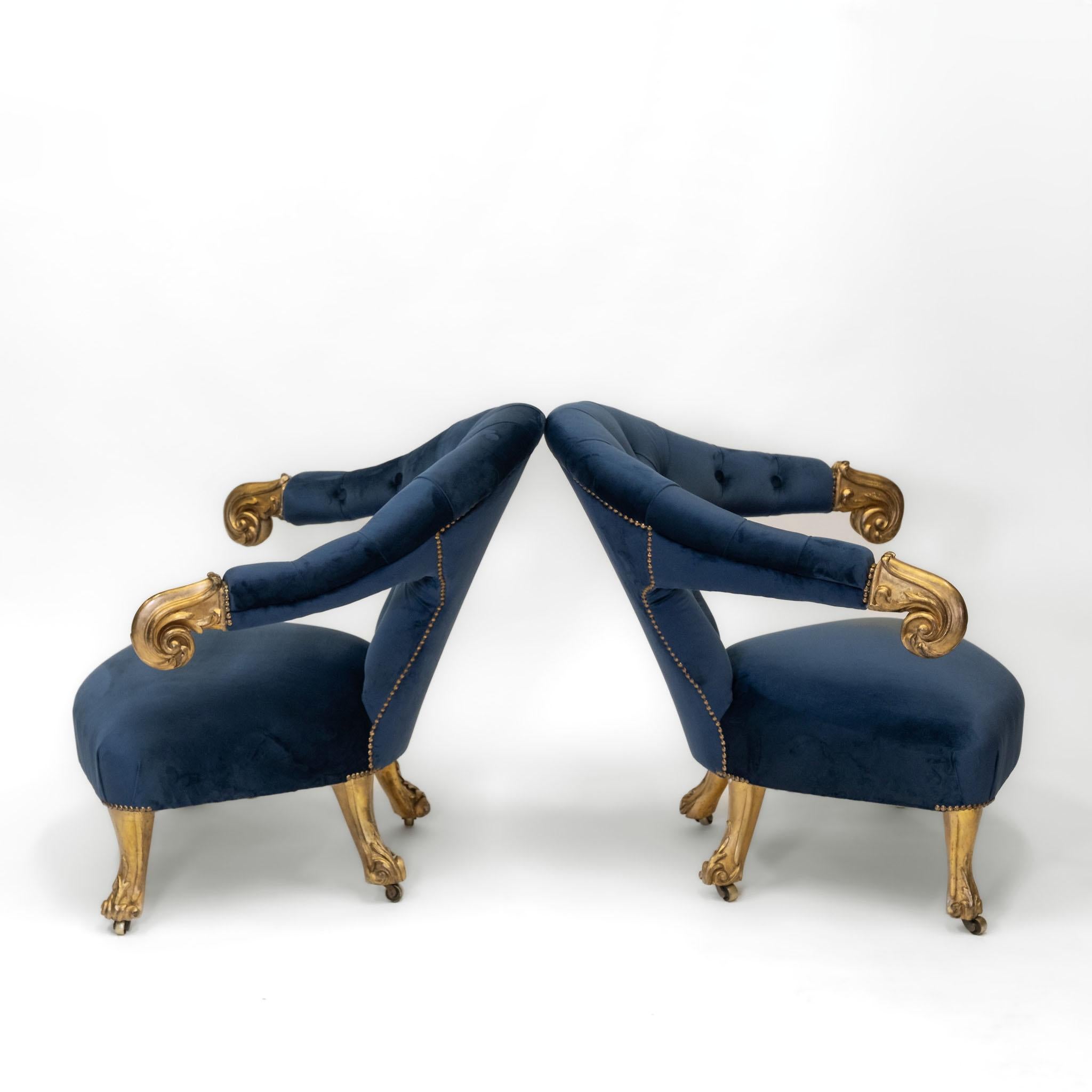 Pareja de sillones de salón de madera dorada y terciopelo de mediados del siglo XIX en venta 1