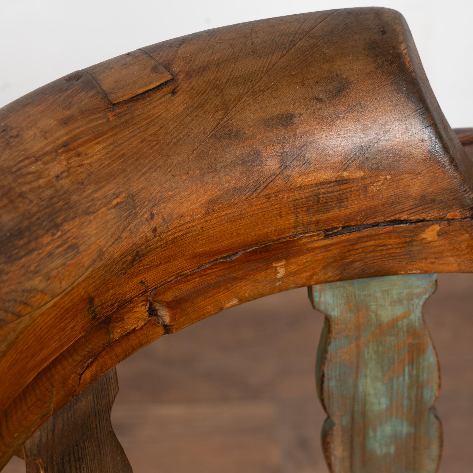 Paire de chaises suédoises d'art populaire sculptées du milieu du 19e siècle en vente 4