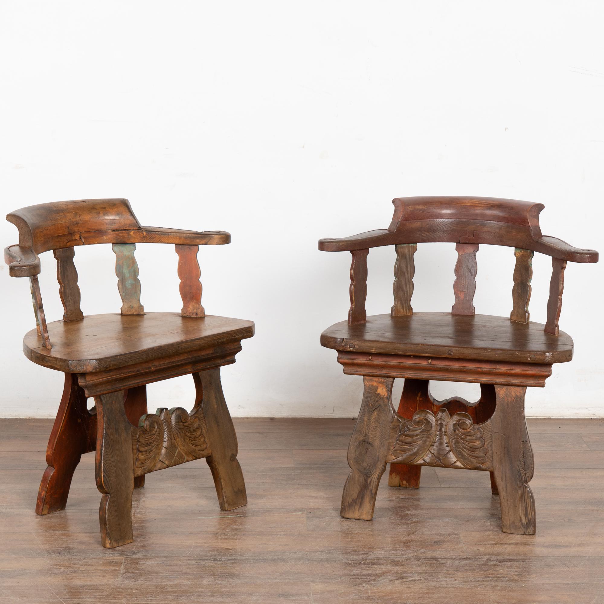 Paire de chaises sculptées d'art populaire suédois. Ce 