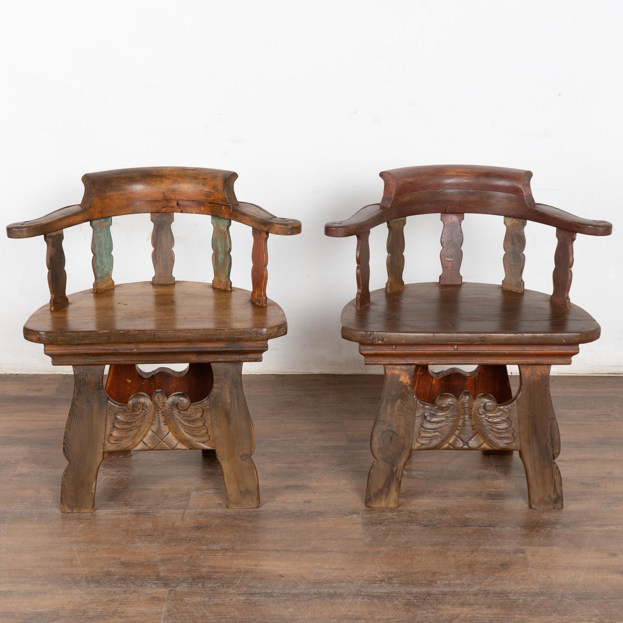 Artisanat Paire de chaises suédoises d'art populaire sculptées du milieu du 19e siècle en vente