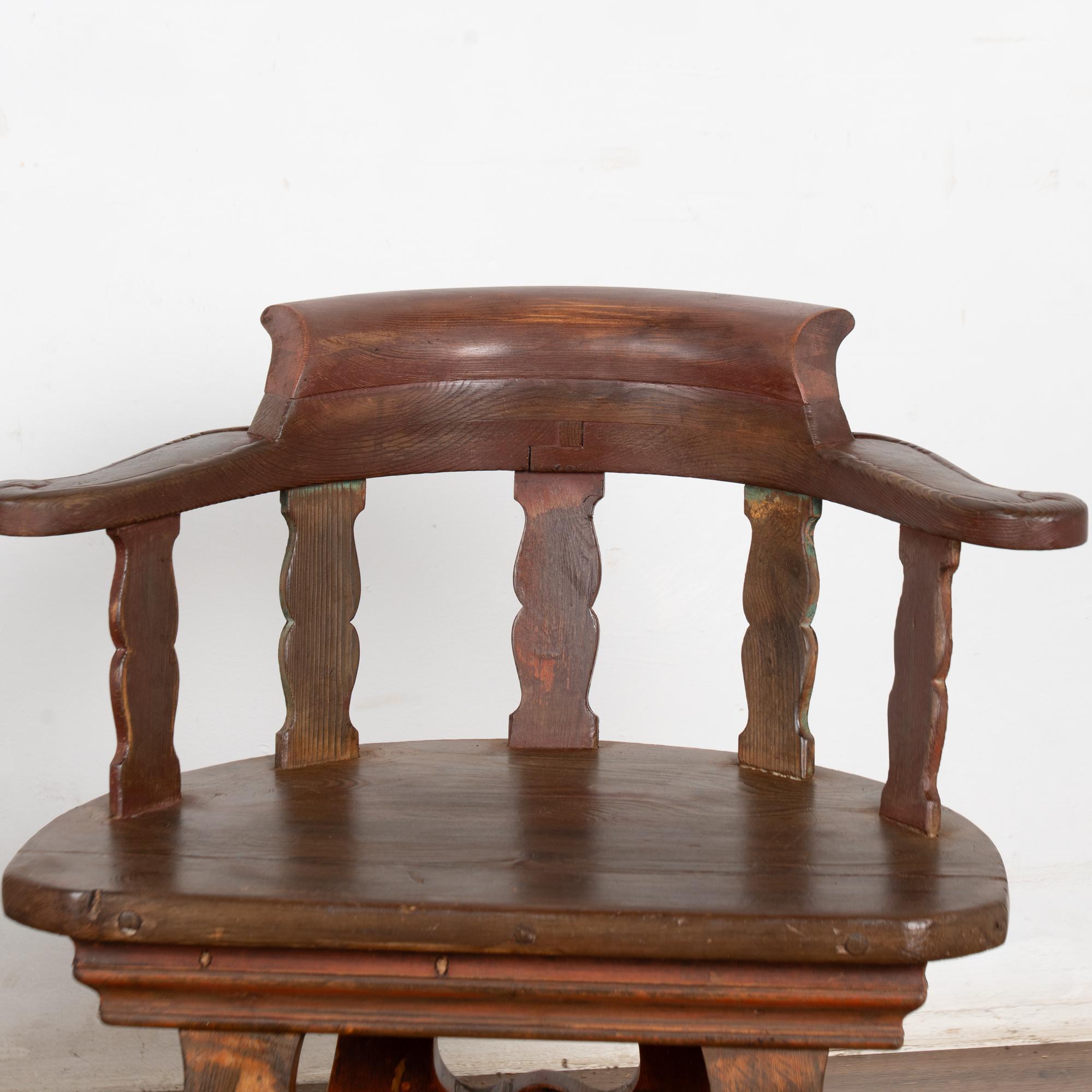 Paire de chaises suédoises d'art populaire sculptées du milieu du 19e siècle Bon état - En vente à Round Top, TX