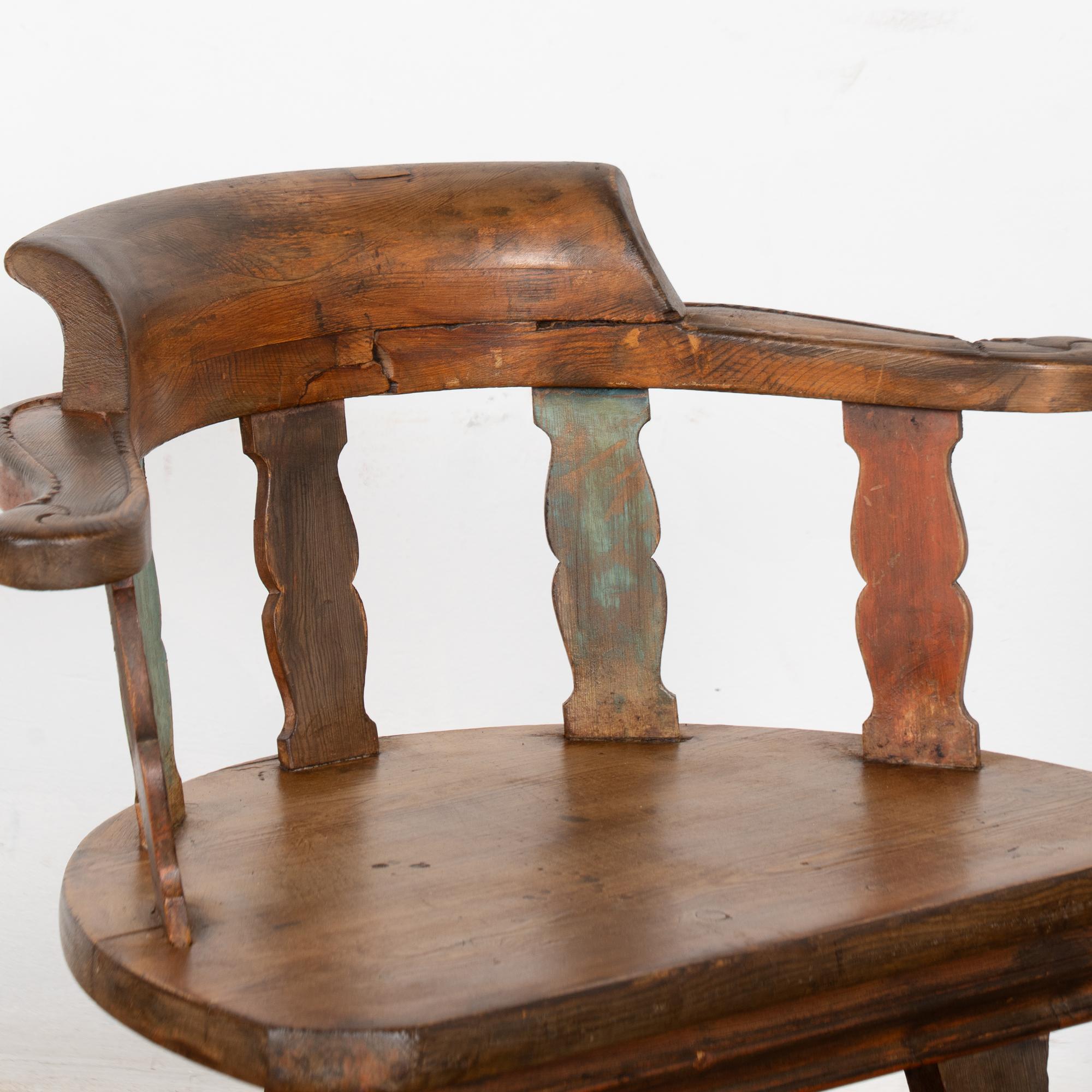 XIXe siècle Paire de chaises suédoises d'art populaire sculptées du milieu du 19e siècle en vente
