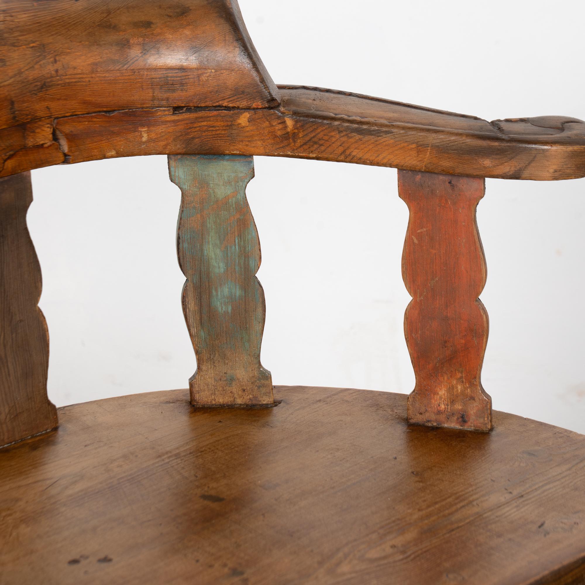 Paire de chaises suédoises d'art populaire sculptées du milieu du 19e siècle en vente 1