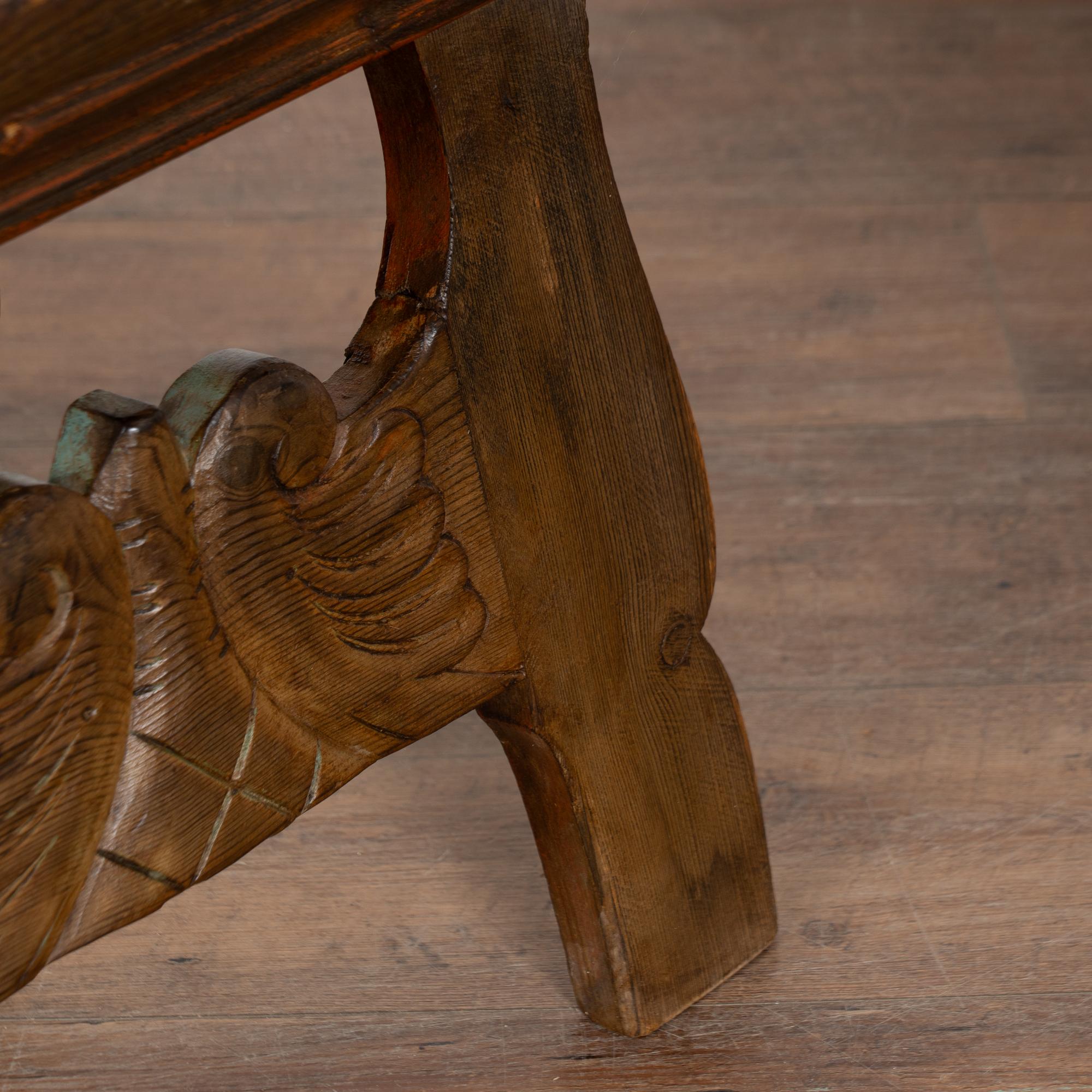 Paire de chaises suédoises d'art populaire sculptées du milieu du 19e siècle en vente 2