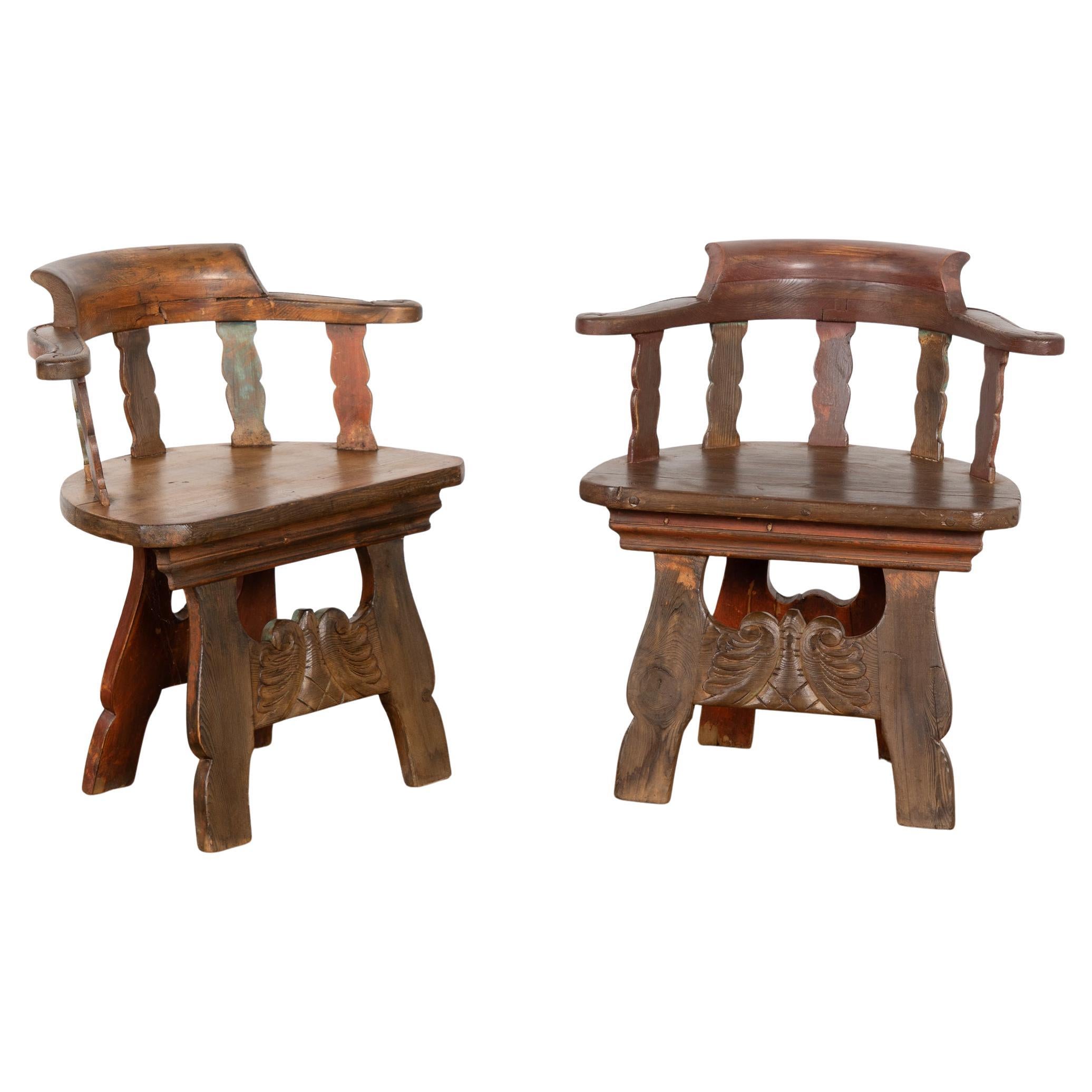 Paire de chaises suédoises d'art populaire sculptées du milieu du 19e siècle