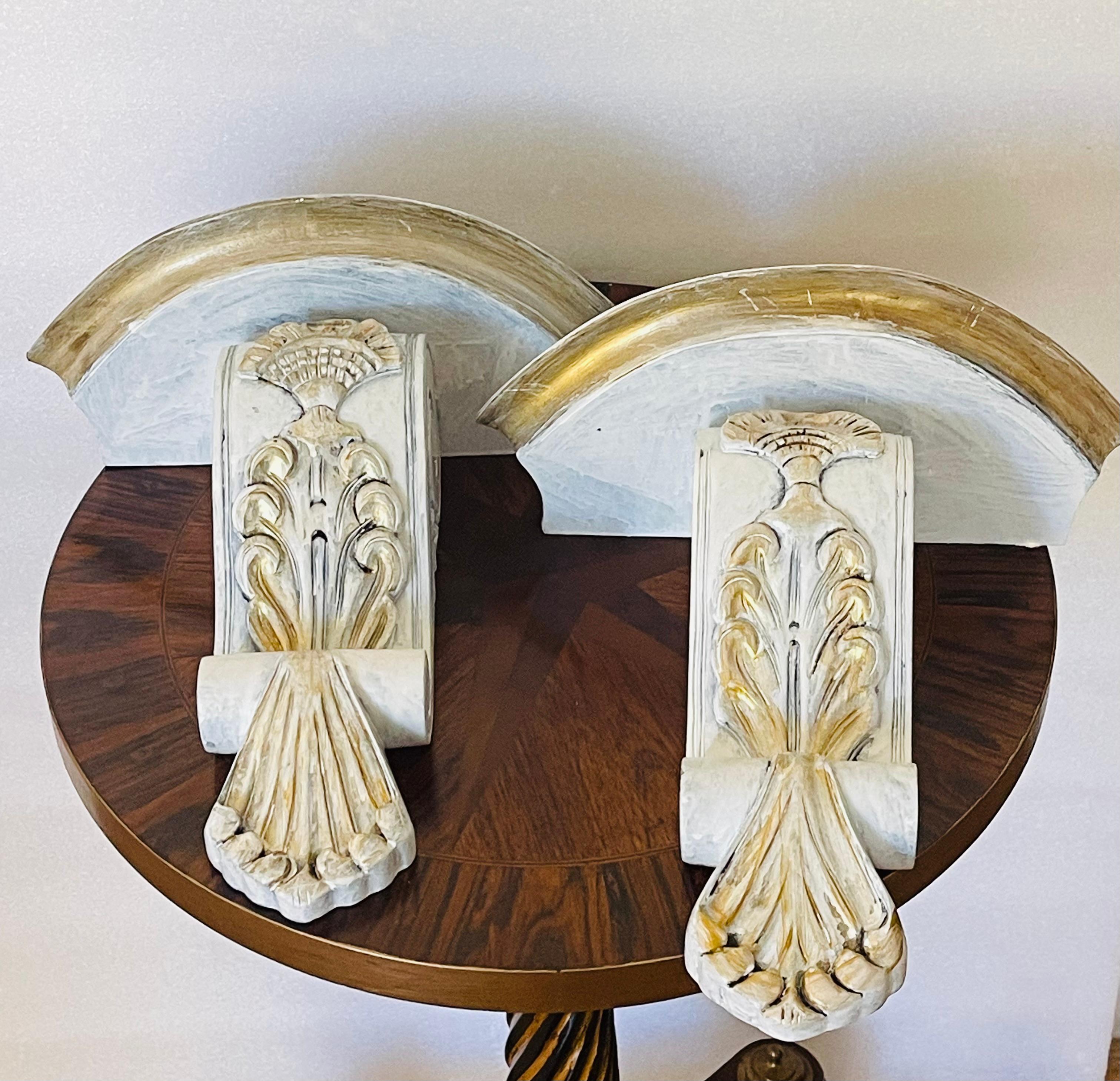 Splendida coppia di mensole da parete moderne di metà secolo, con finitura afflosciata e lavaggi dorati.