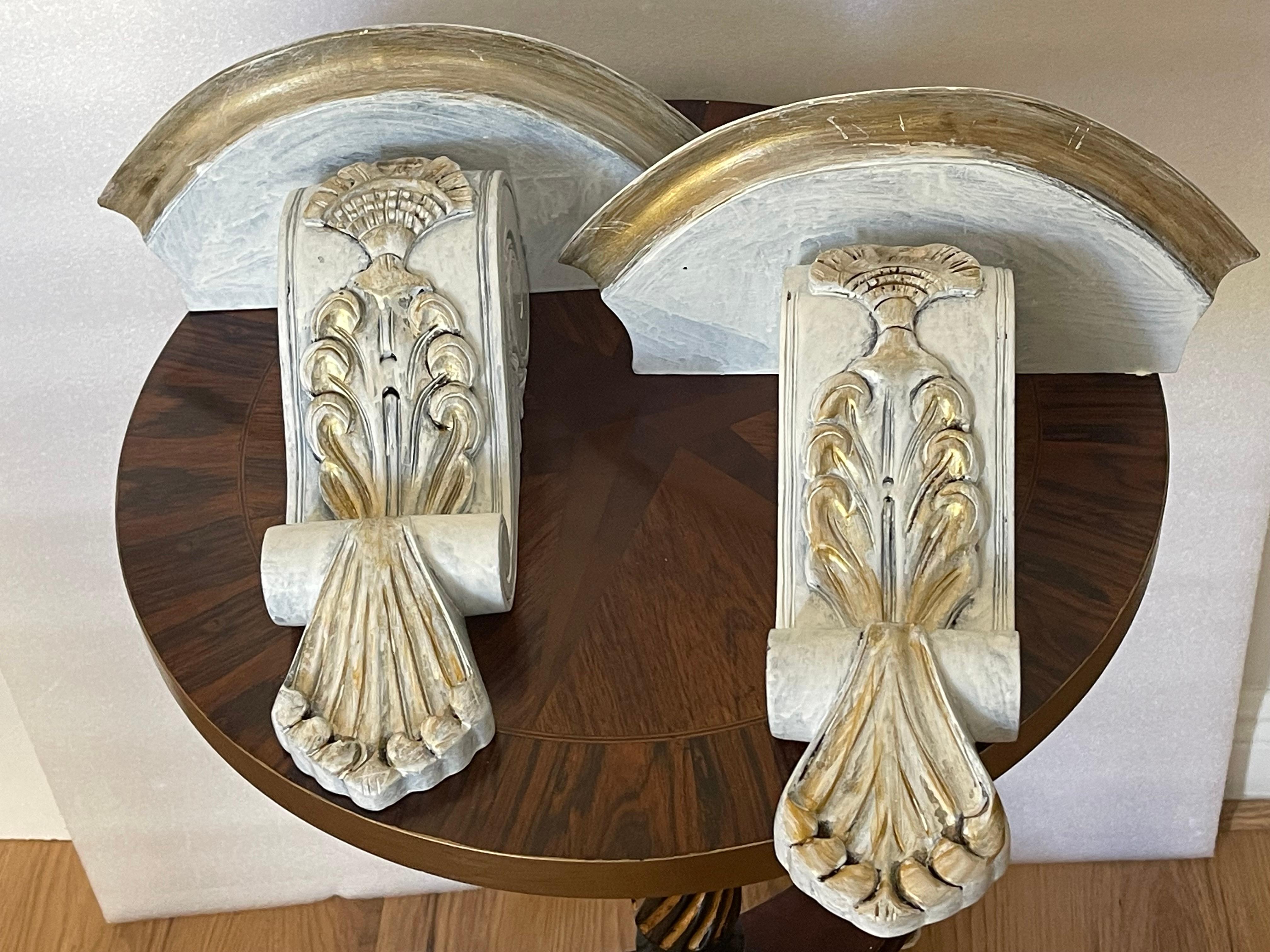 Classico americano Coppia di mensole da parete della metà del 20° secolo, affilate in vendita