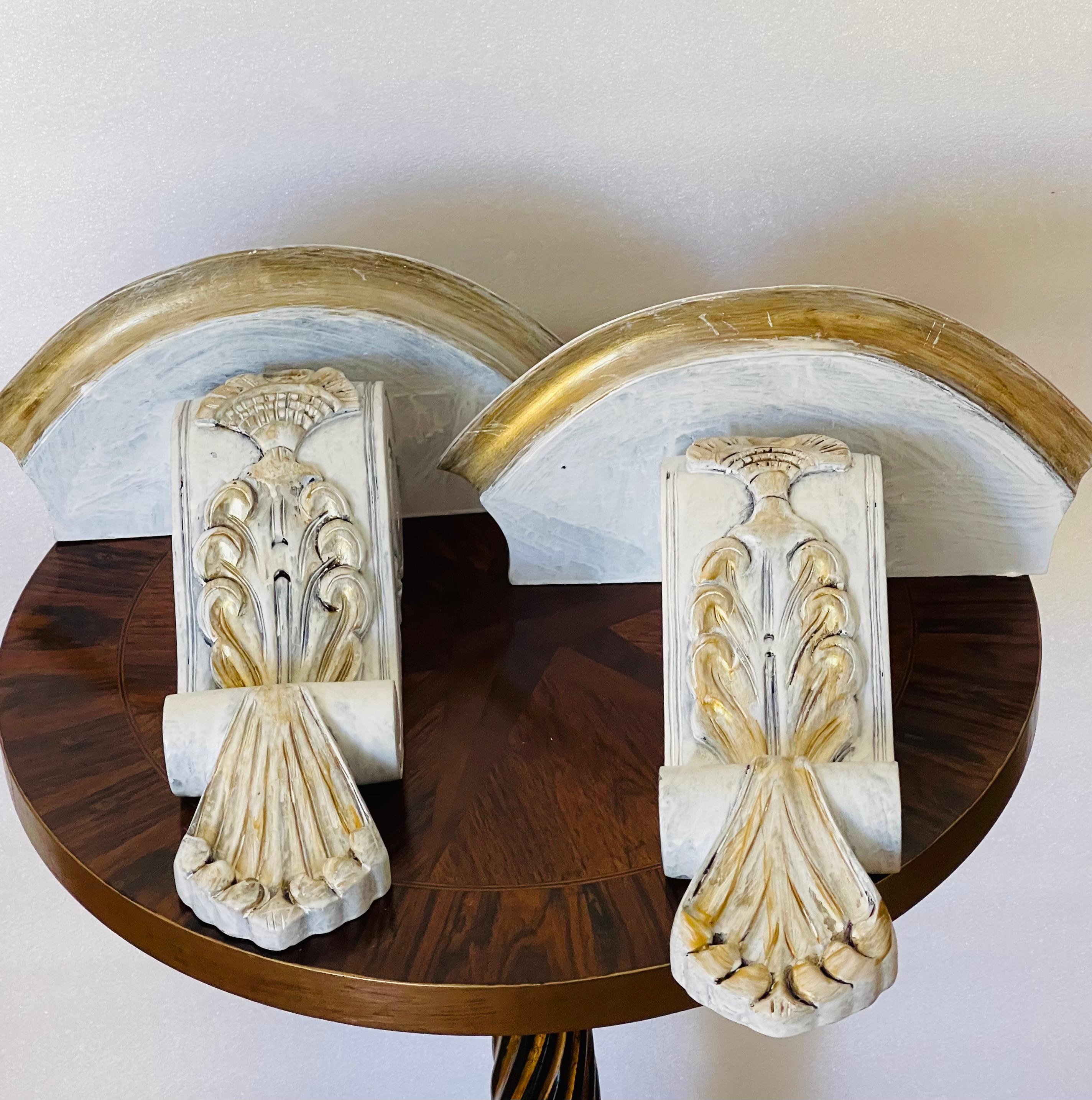 Americano Coppia di mensole da parete della metà del 20° secolo, affilate in vendita