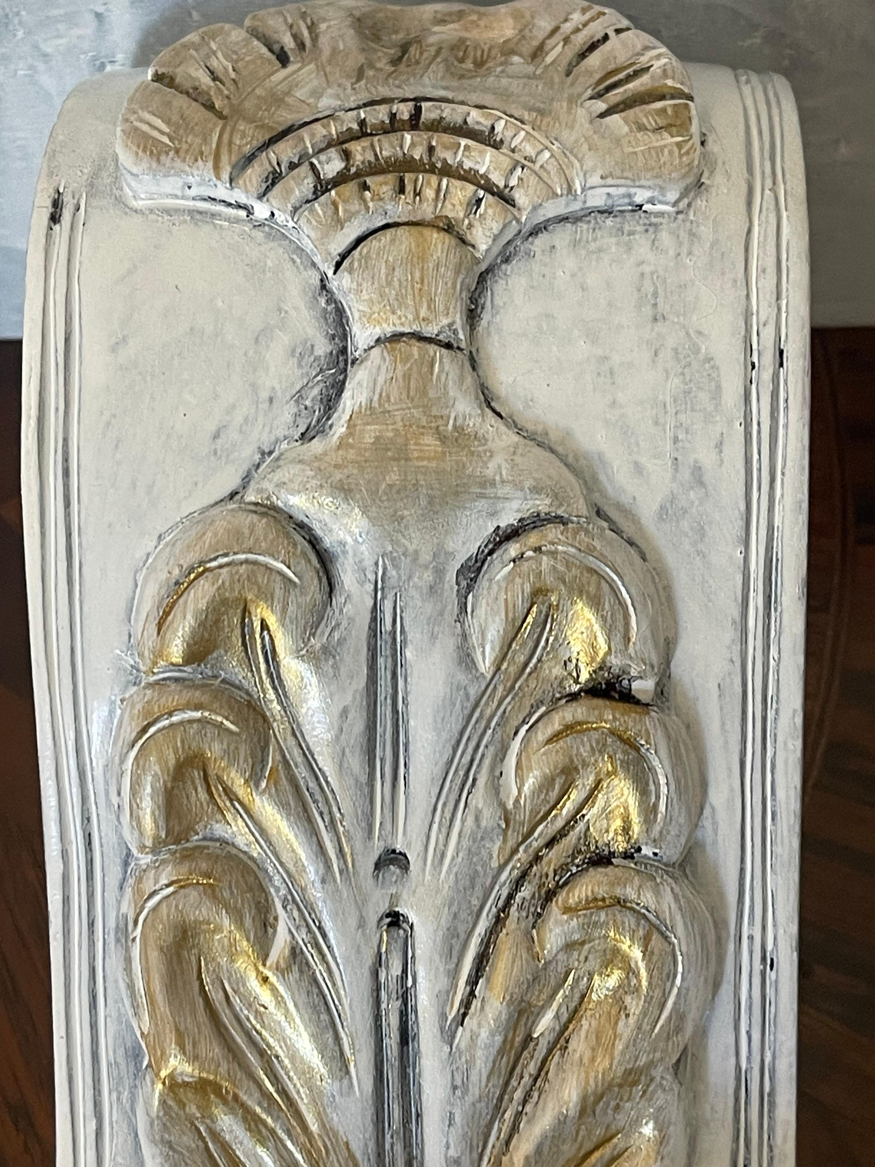 Metà XX secolo Coppia di mensole da parete della metà del 20° secolo, affilate in vendita