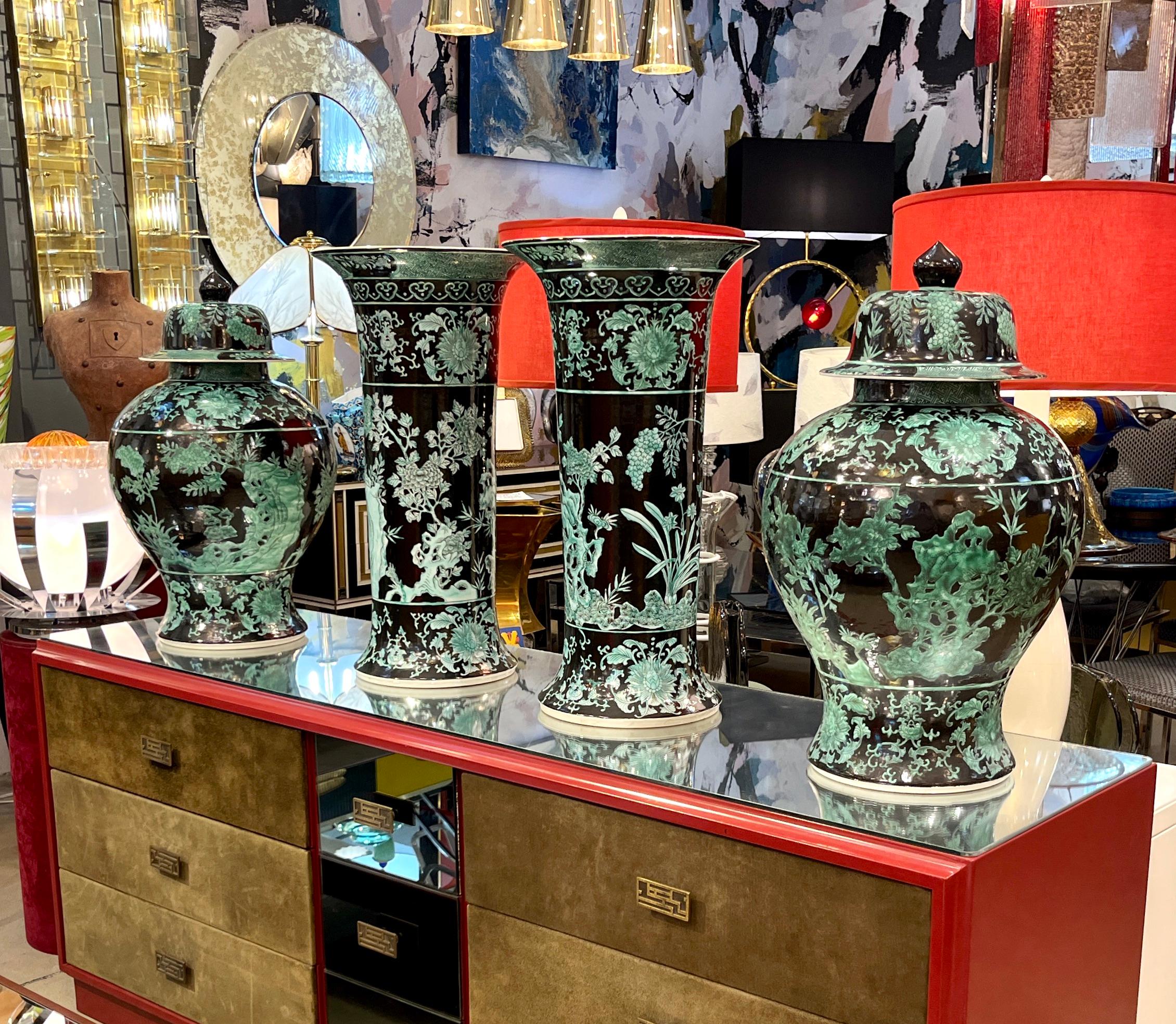 Pareja de jarrones altos de porcelana verde azabache de exportación china de mediados del siglo XX en venta 9