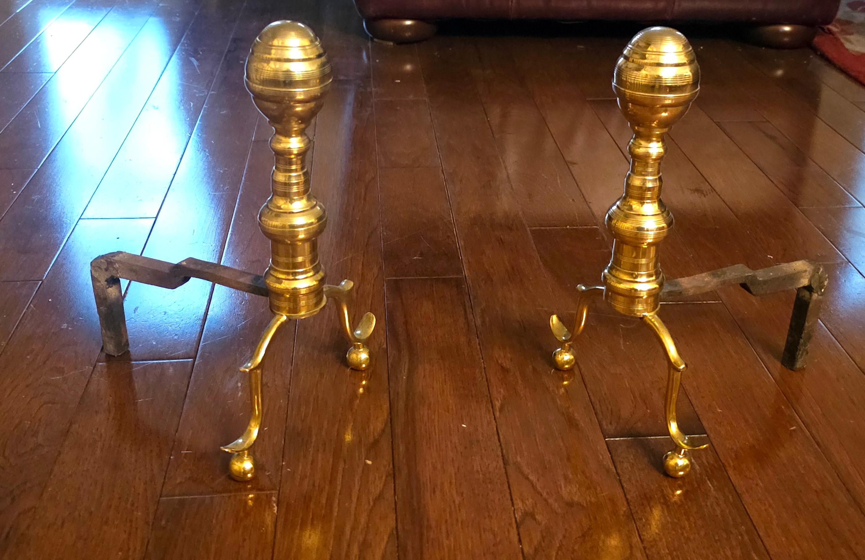 Federale Coppia di androni bassi per caminetto in ottone Canon Ball in stile Feder della metà del XX secolo in vendita
