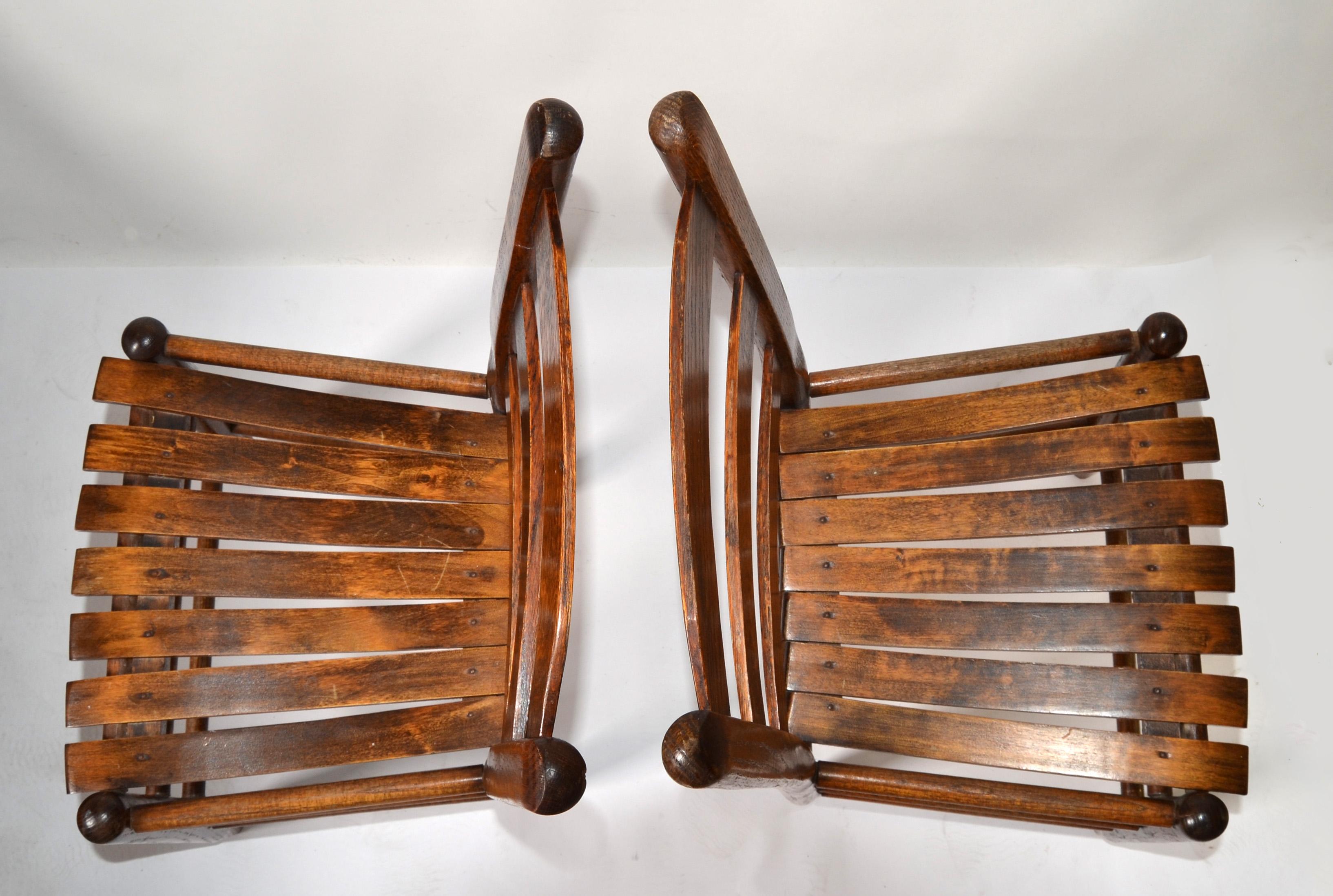 Paire de chaises de salle à manger bistro en chêne massif fait main au milieu du 20e siècle avec dossier en échelle en vente 3