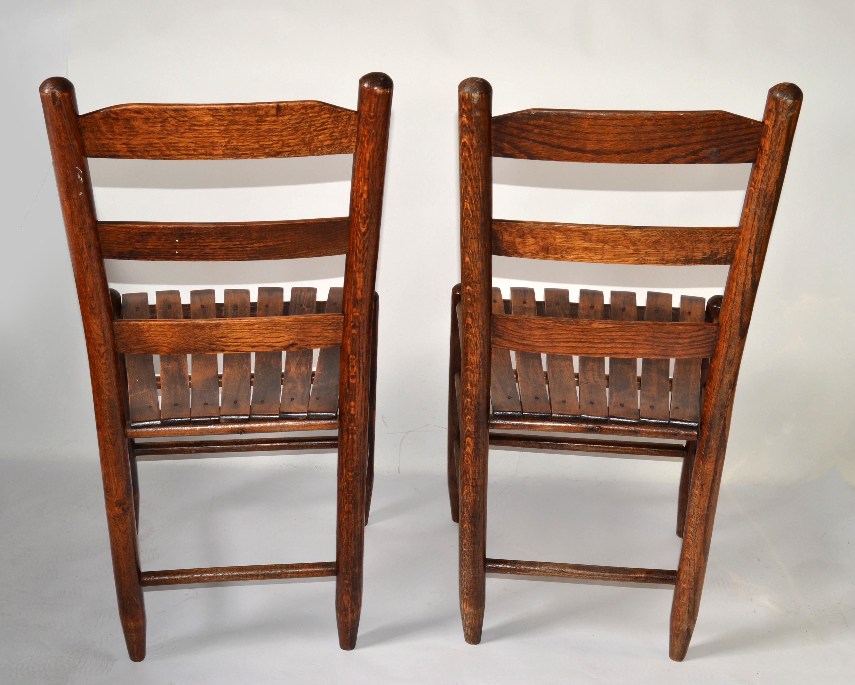 Paire de chaises de salle à manger bistro en chêne massif fait main au milieu du 20e siècle avec dossier en échelle en vente 4