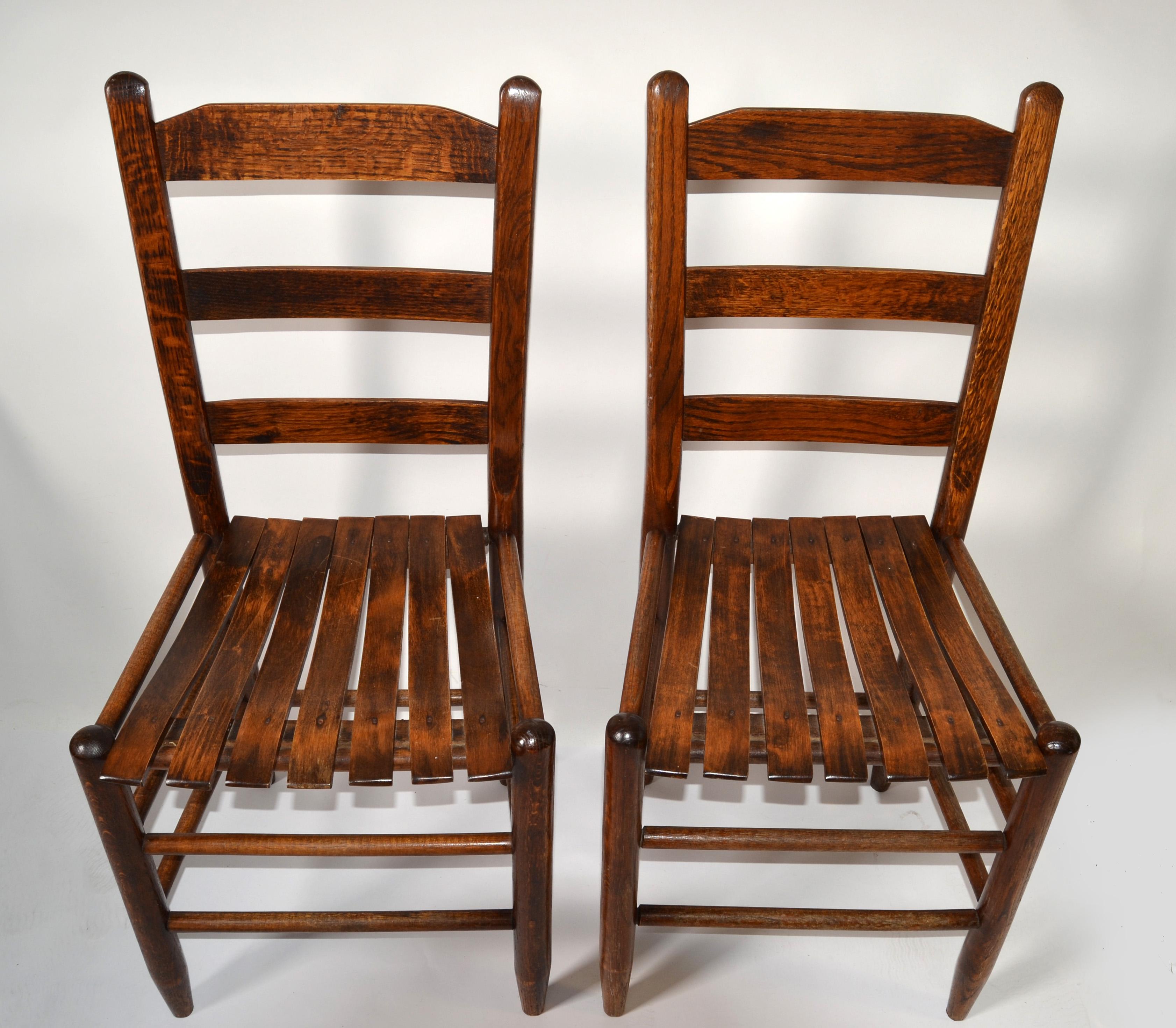 Paire de chaises de salle à manger bistro en chêne massif fait main au milieu du 20e siècle avec dossier en échelle en vente 5