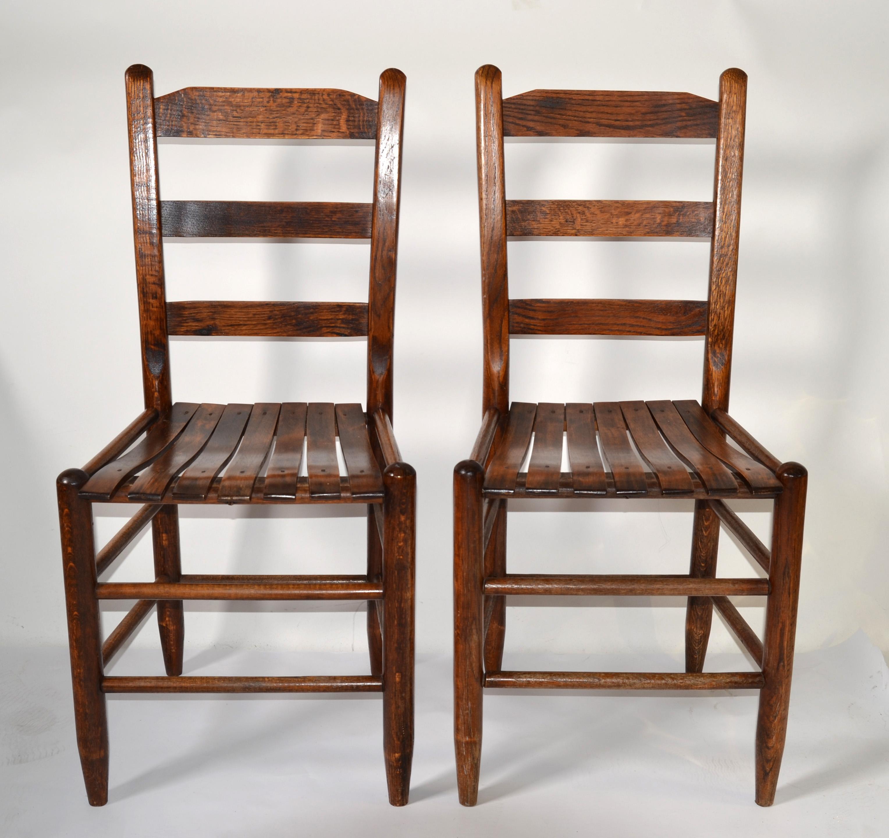 Paire de chaises de salle à manger bistro en chêne massif fait main au milieu du 20e siècle avec dossier en échelle en vente 6