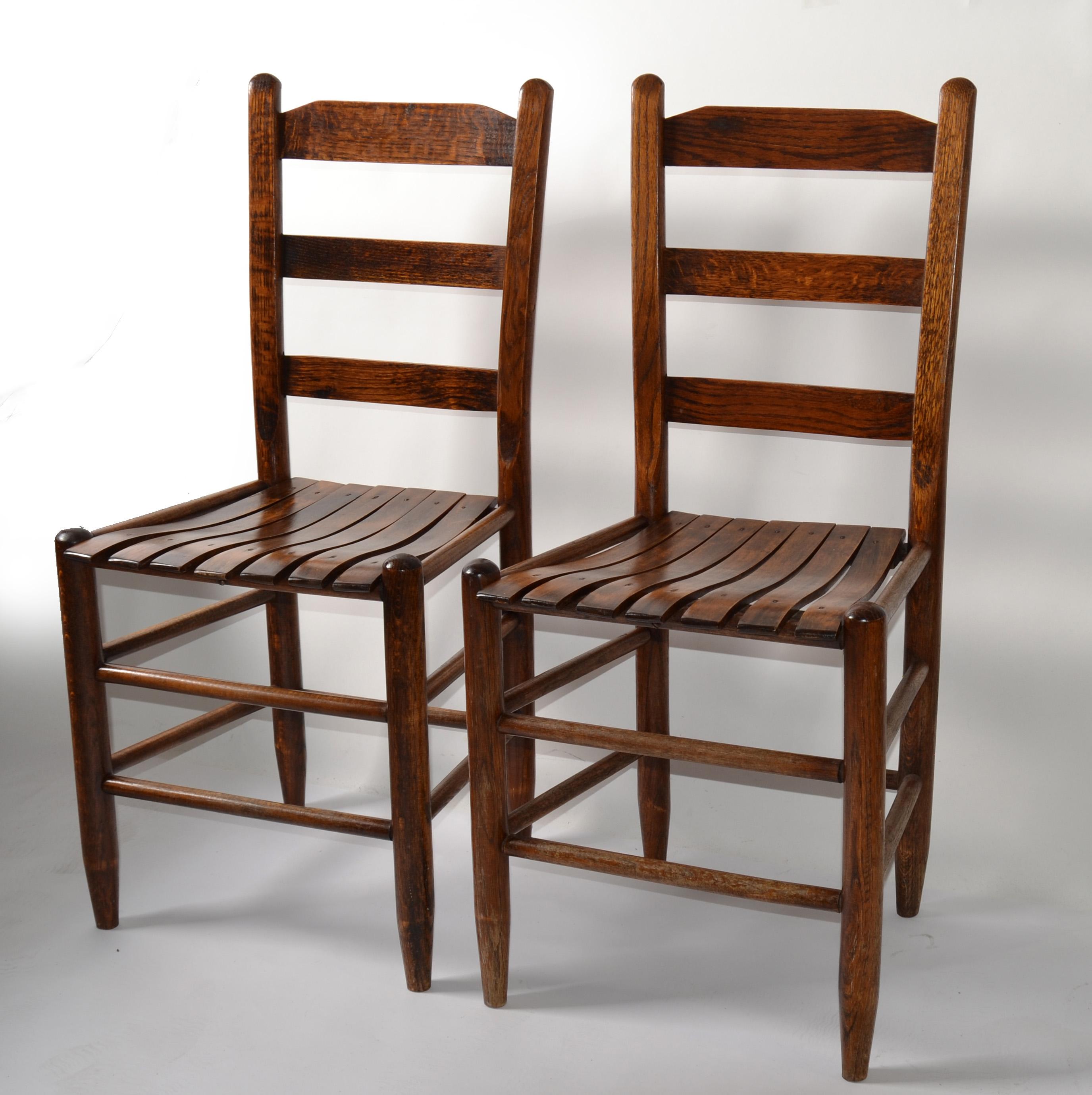 Rustique Paire de chaises de salle à manger bistro en chêne massif fait main au milieu du 20e siècle avec dossier en échelle en vente