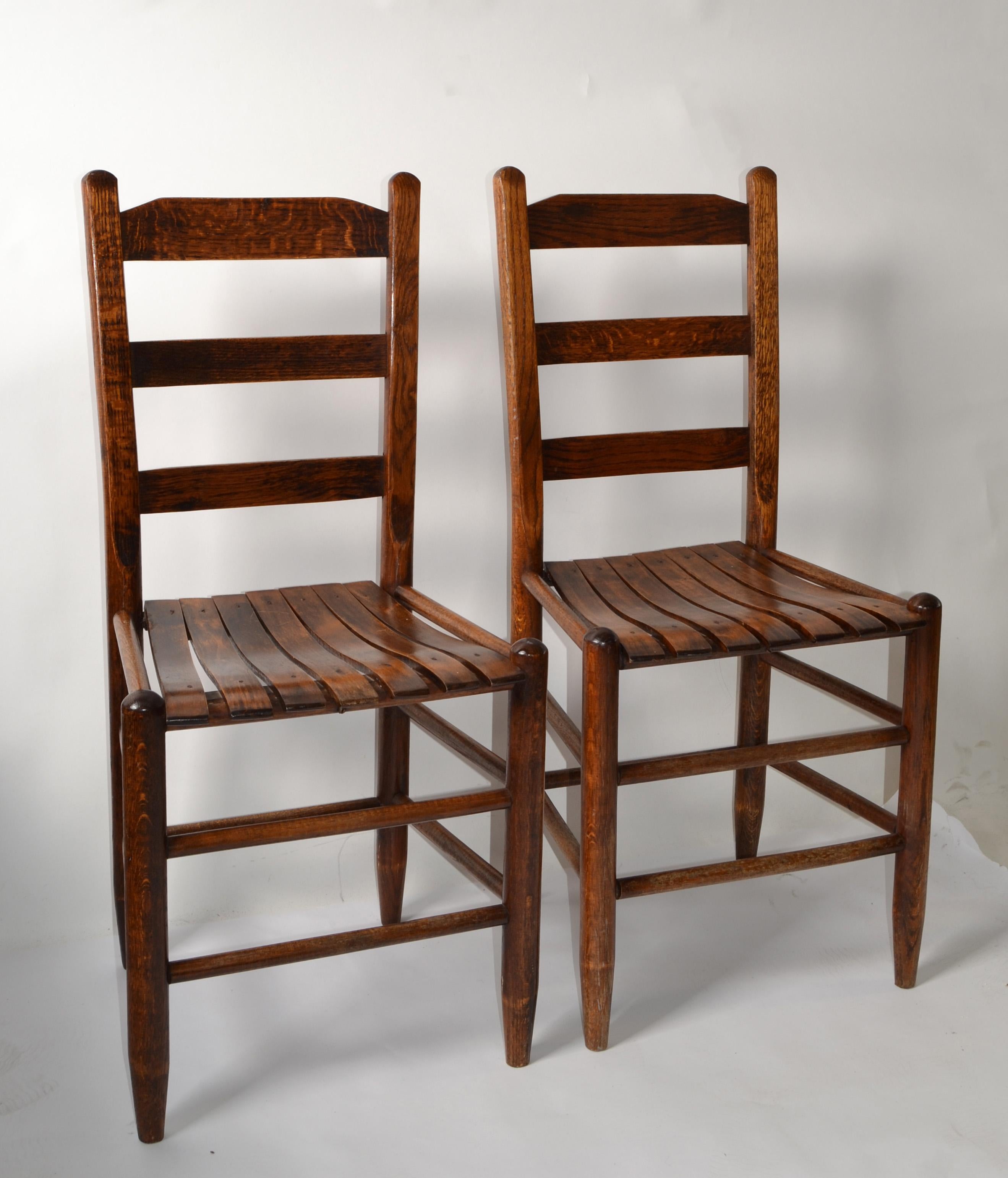 French Pair Mid-20th Century Handmade Solid Oak Ladder Back Side Bistro Dining Chairs For Sale